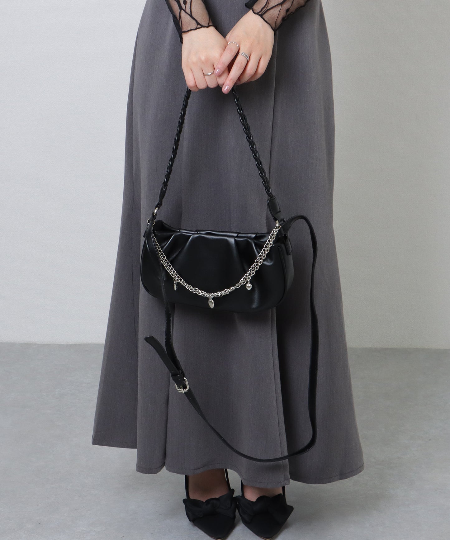 チェーン チャーム付き 編み込み ショルダーバッグ