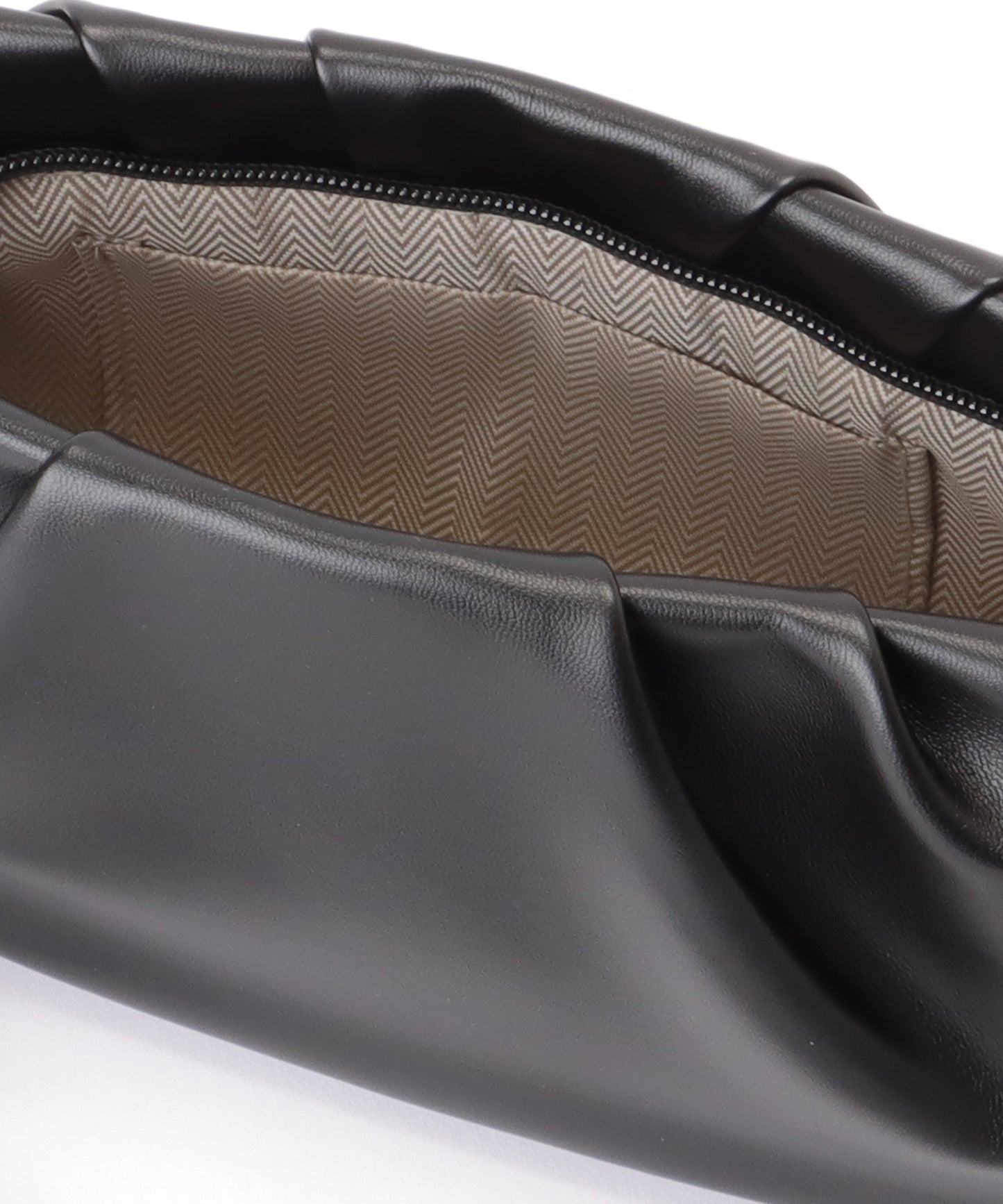 チェーン チャーム付き 編み込み ショルダーバッグ