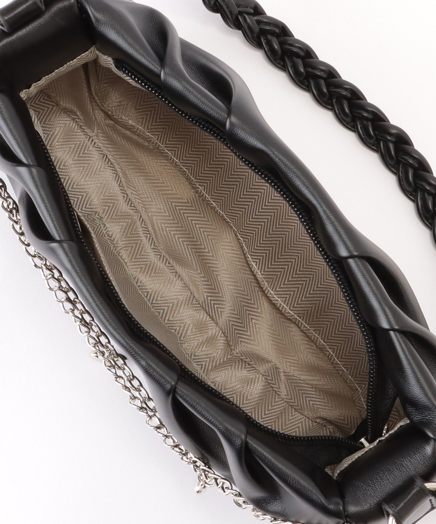 チェーン チャーム付き 編み込み ショルダーバッグ