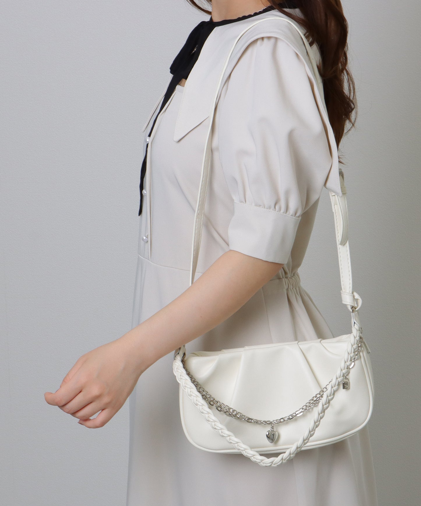 チェーン チャーム付き 編み込み ショルダーバッグ
