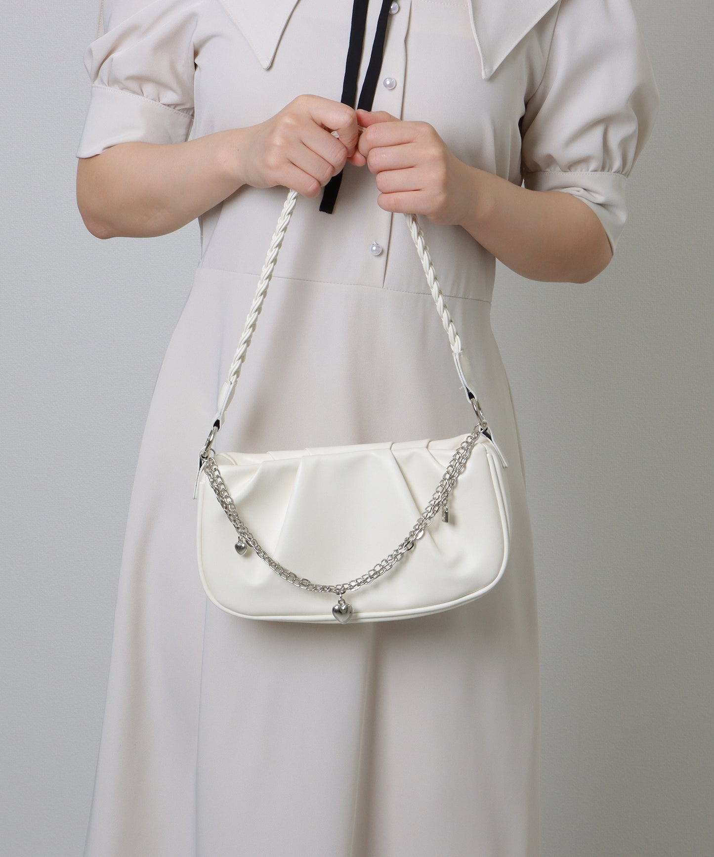 チェーン チャーム付き 編み込み ショルダーバッグ