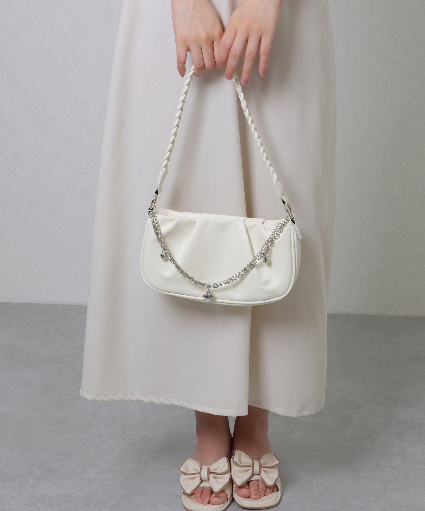 チェーン チャーム付き 編み込み ショルダーバッグ