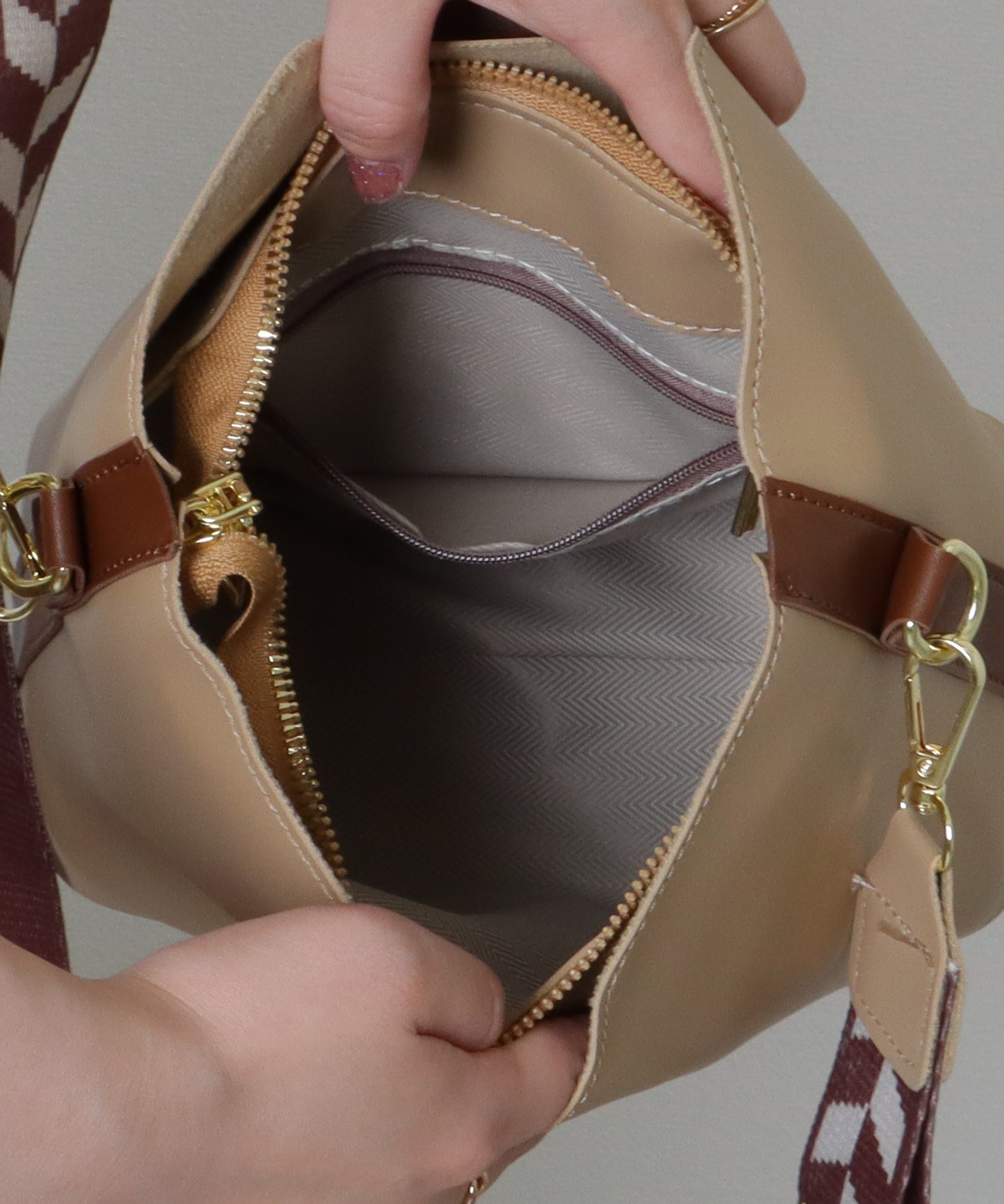 ヘリンボーン ベルト付き スクエア ショルダーバッグ