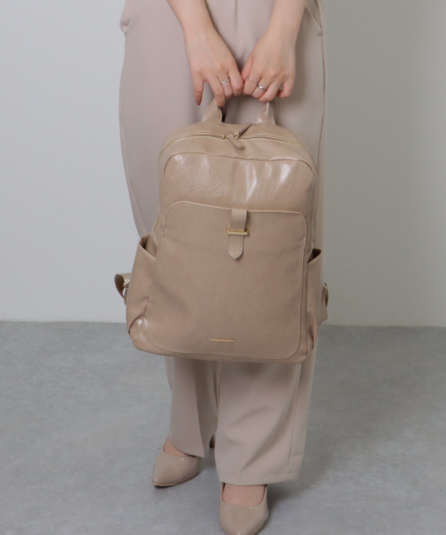 ラウンドファスナー 多ポケット スクエア リュックサック