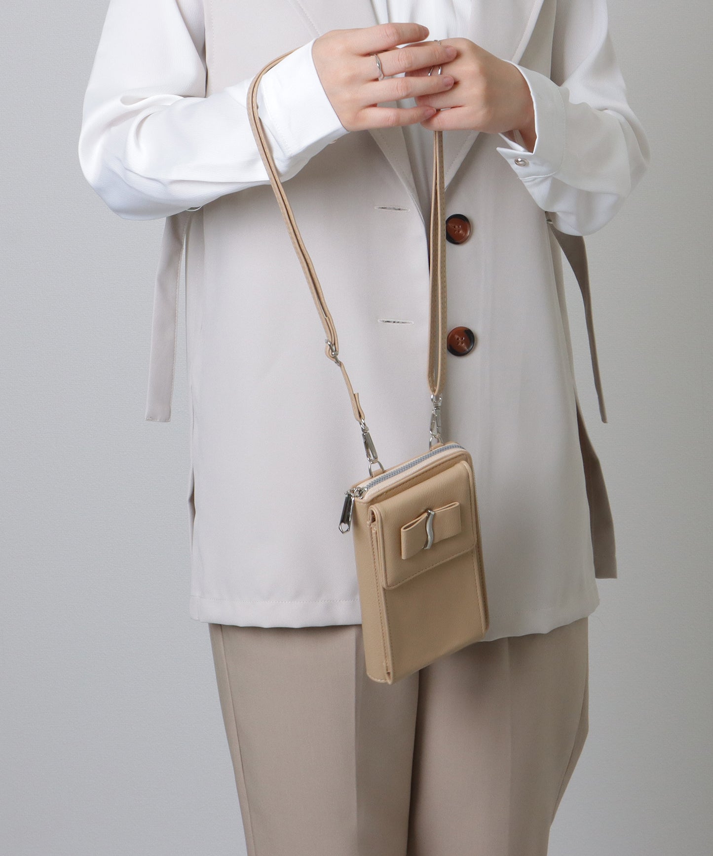 メタリック ウエーブモチーフ付き スクエア ウォレット バッグ