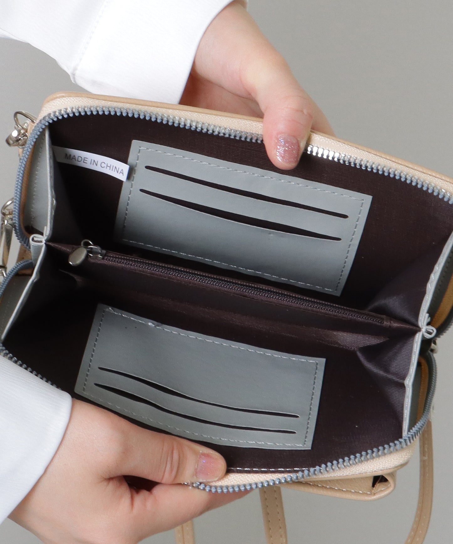 メタリック ウエーブモチーフ付き スクエア ウォレット バッグ