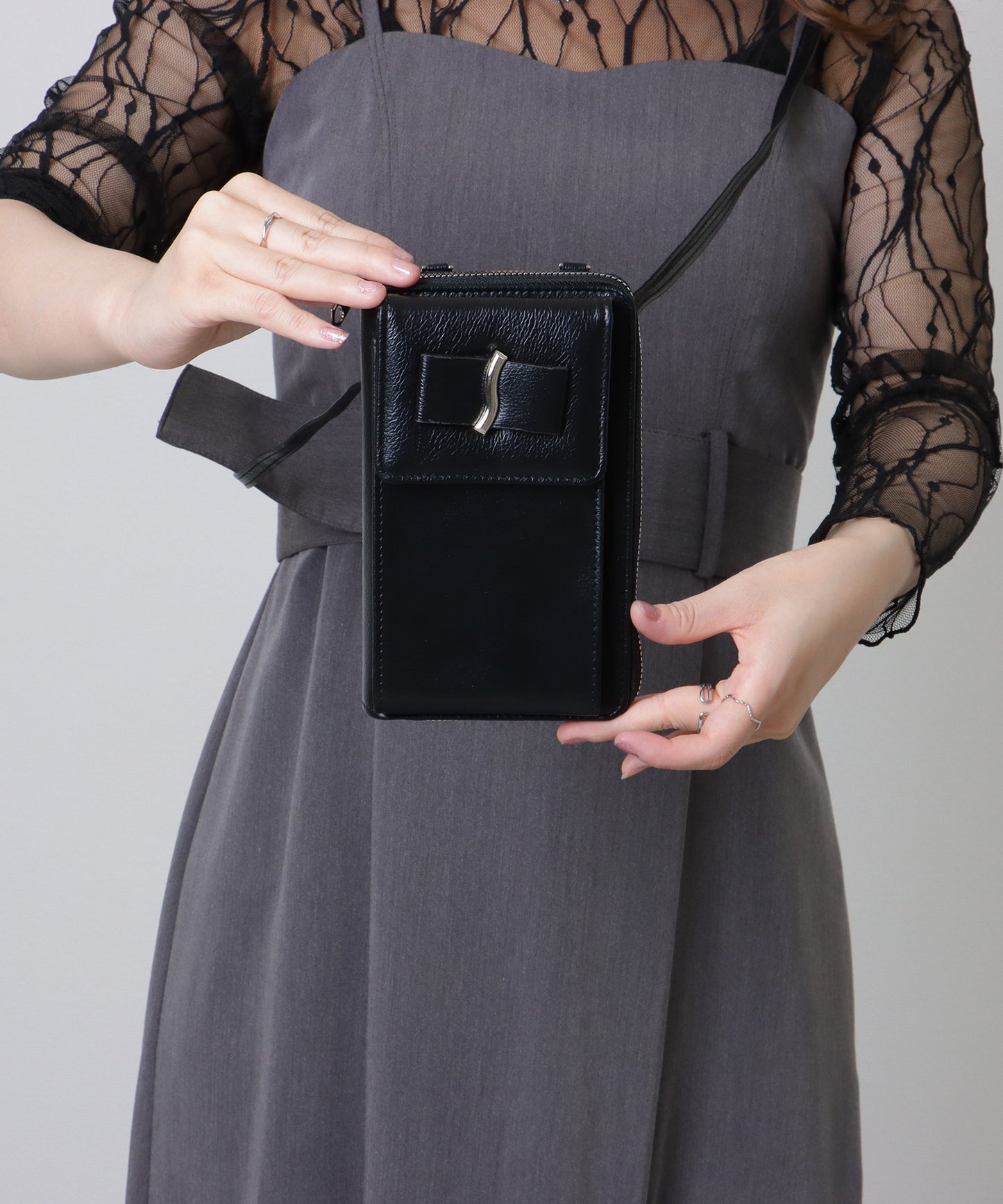 メタリック ウエーブモチーフ付き スクエア ウォレット バッグ