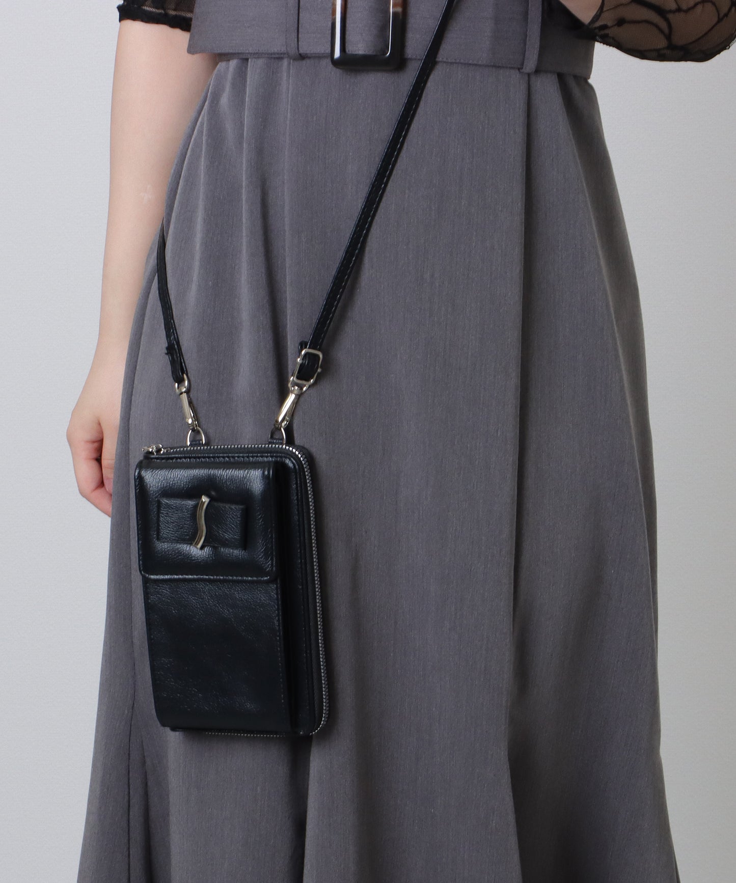 メタリック ウエーブモチーフ付き スクエア ウォレット バッグ