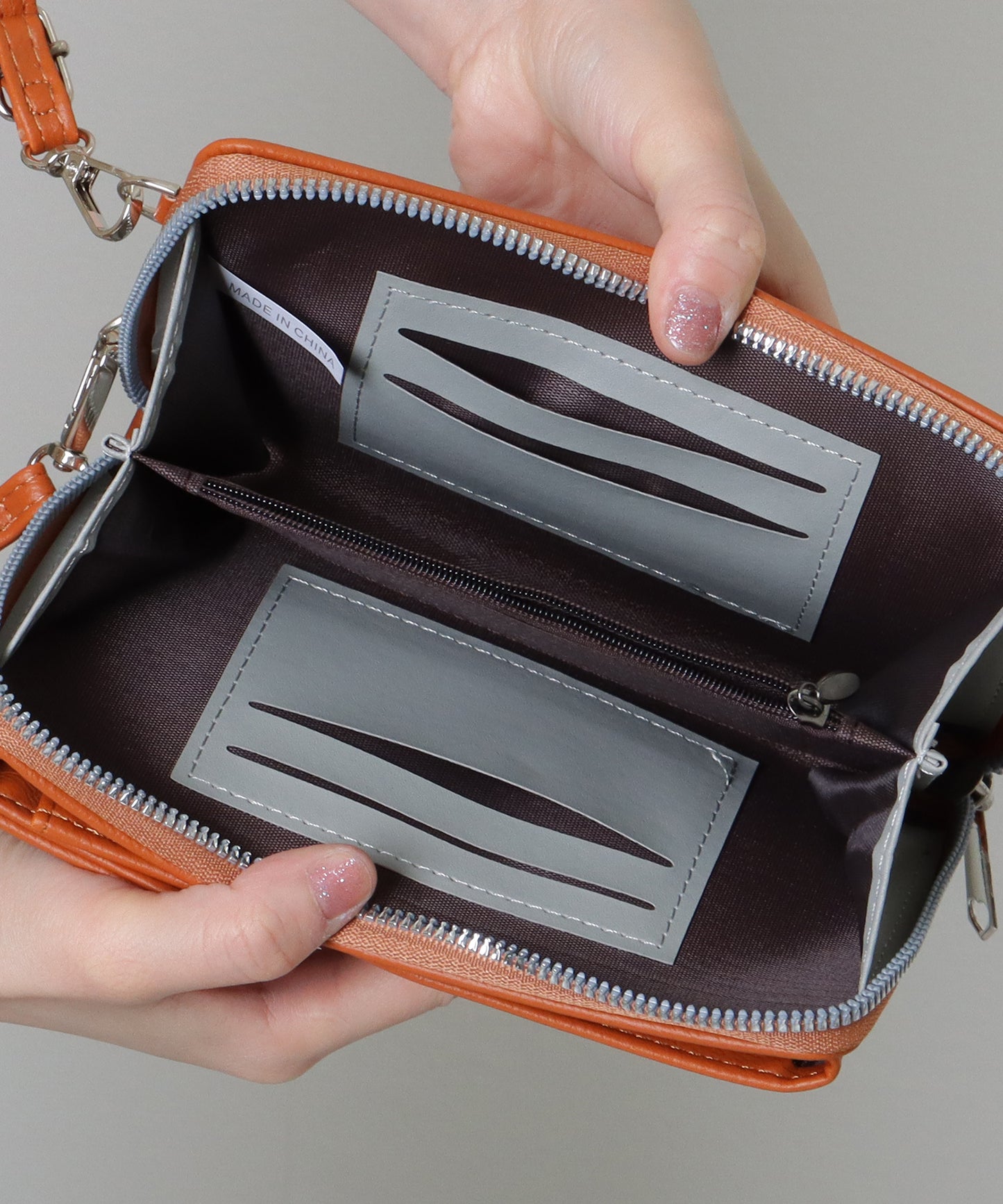 メタリック ウエーブモチーフ付き スクエア ウォレット バッグ