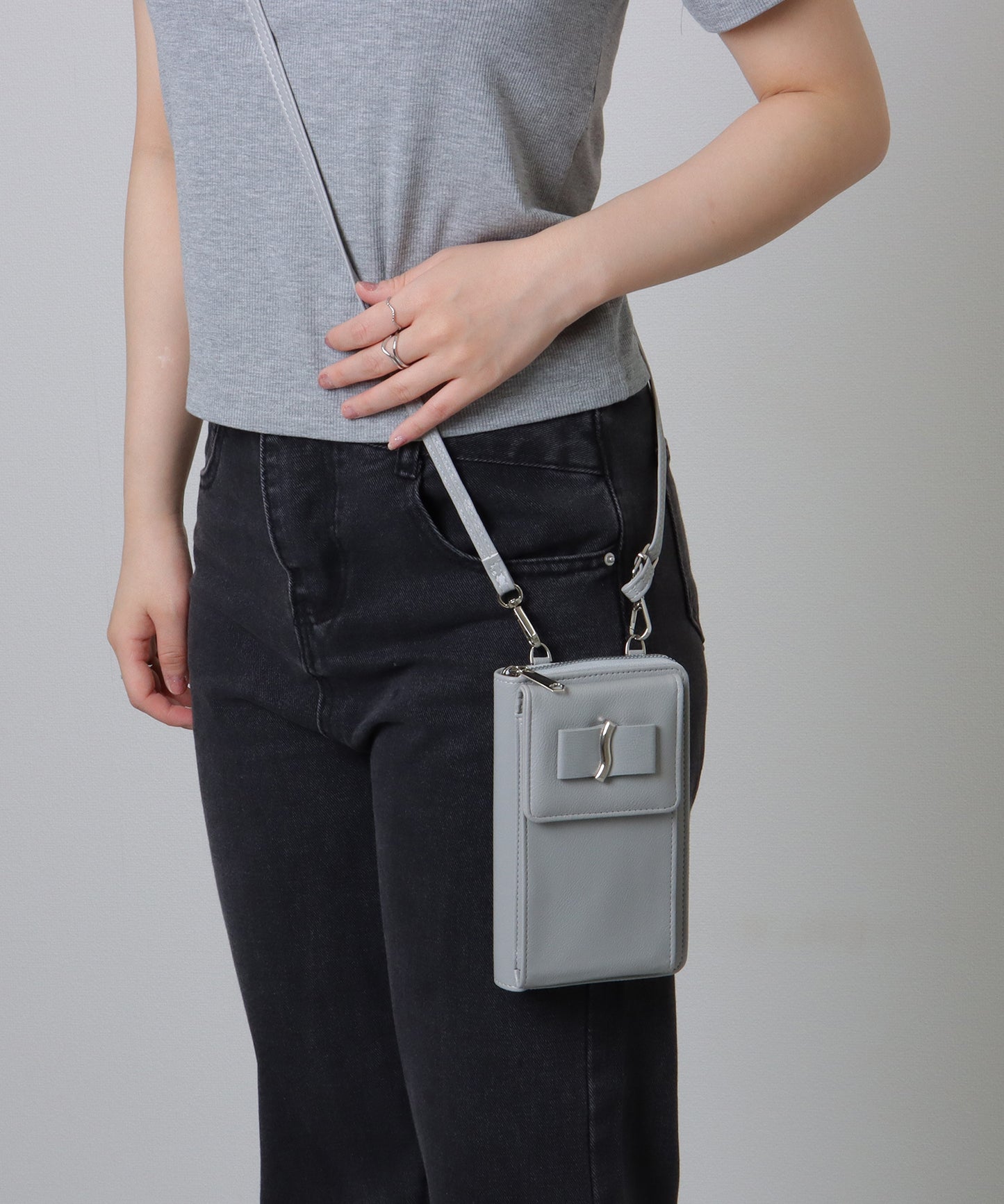 メタリック ウエーブモチーフ付き スクエア ウォレット バッグ