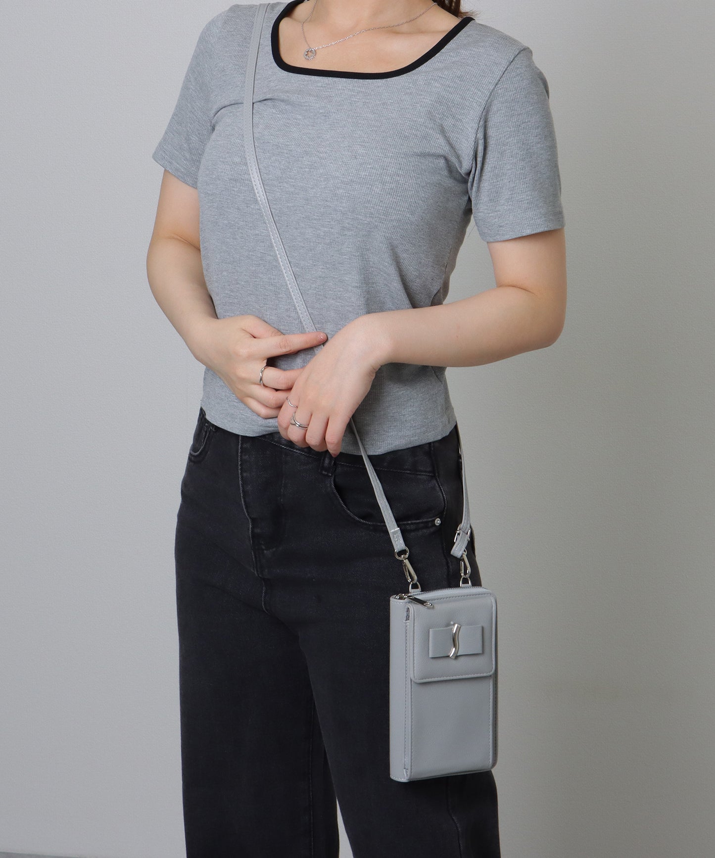 メタリック ウエーブモチーフ付き スクエア ウォレット バッグ