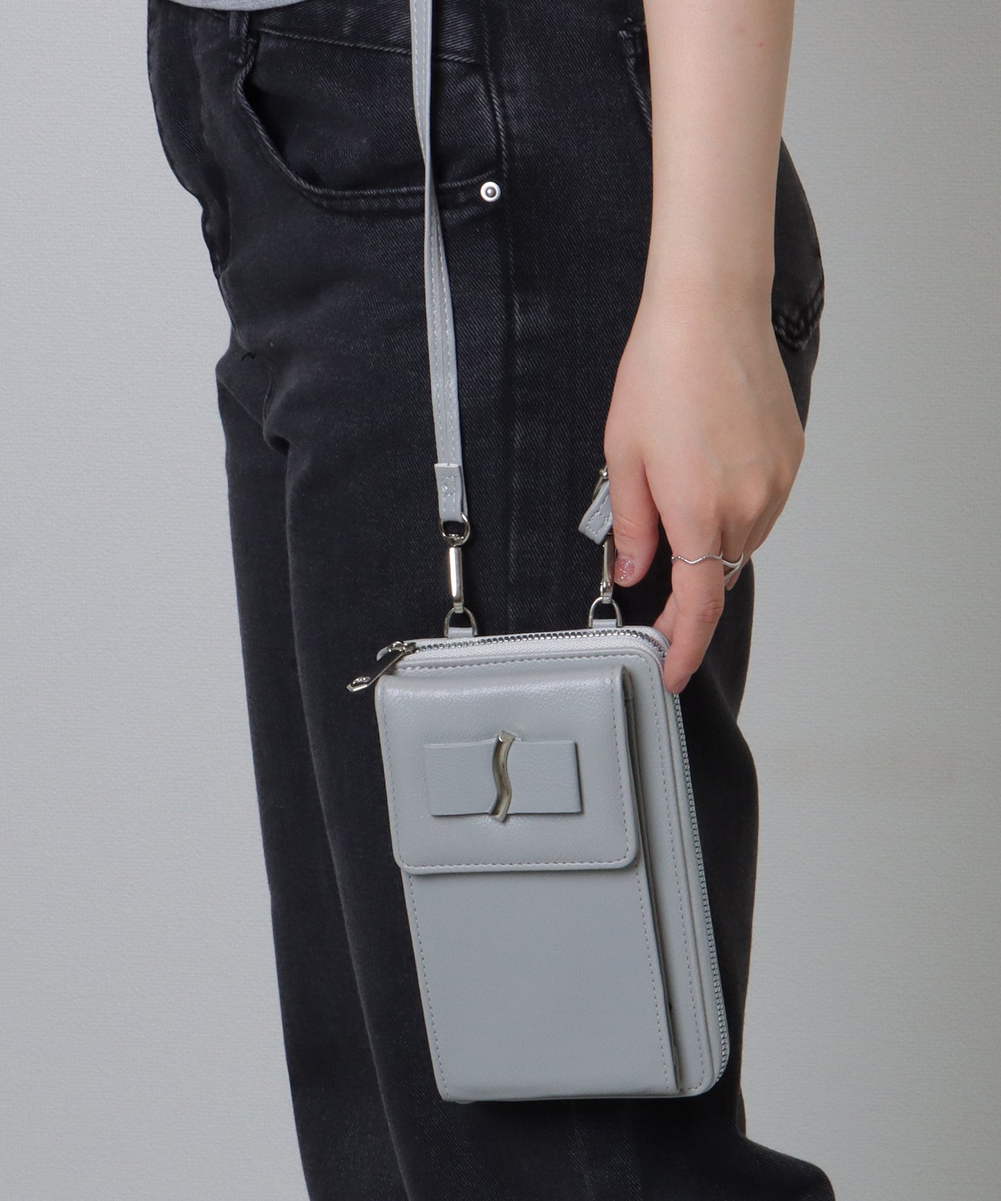 メタリック ウエーブモチーフ付き スクエア ウォレット バッグ