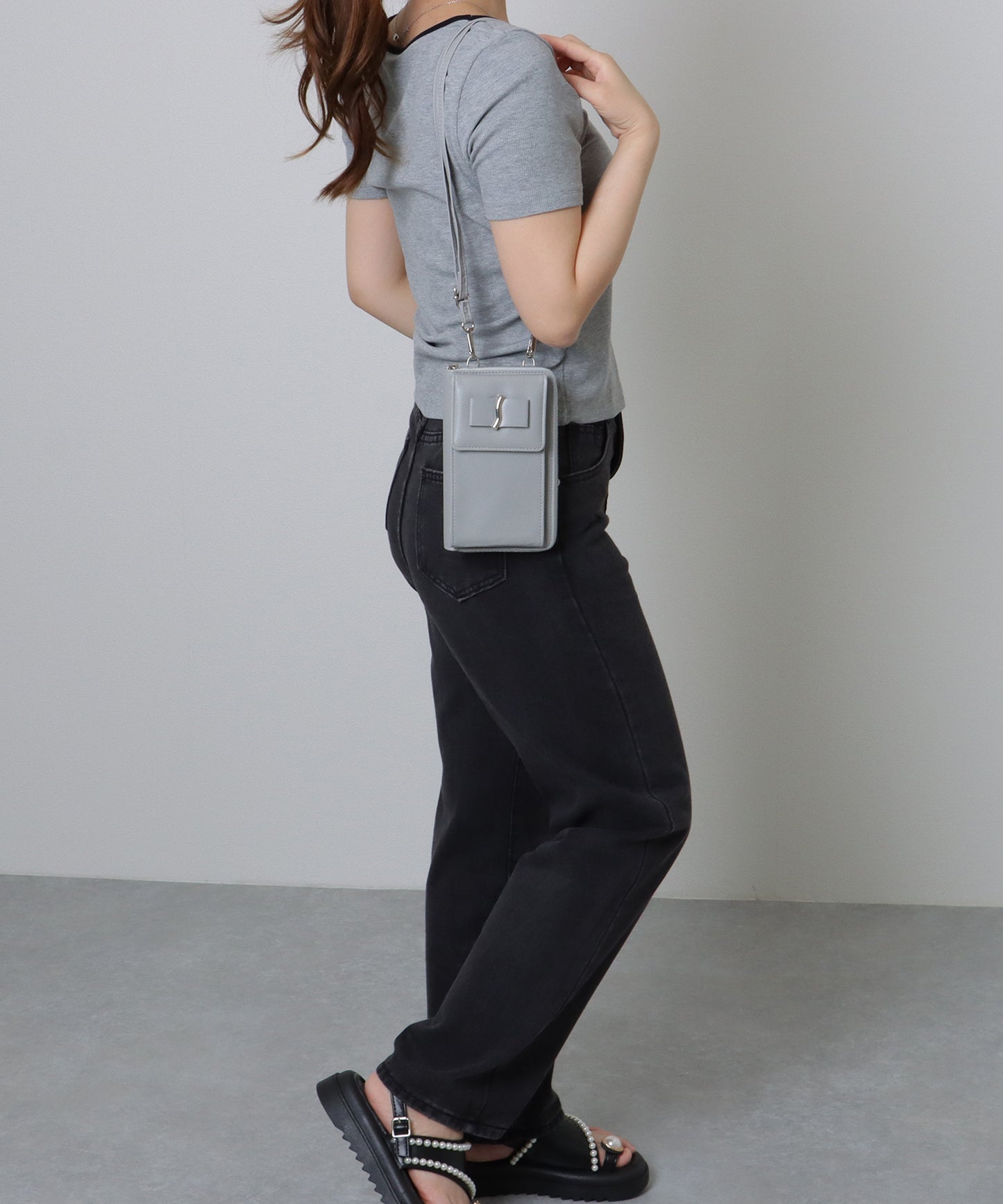 メタリック ウエーブモチーフ付き スクエア ウォレット バッグ