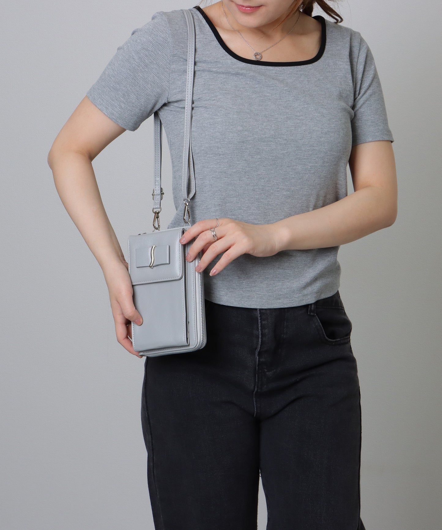 メタリック ウエーブモチーフ付き スクエア ウォレット バッグ