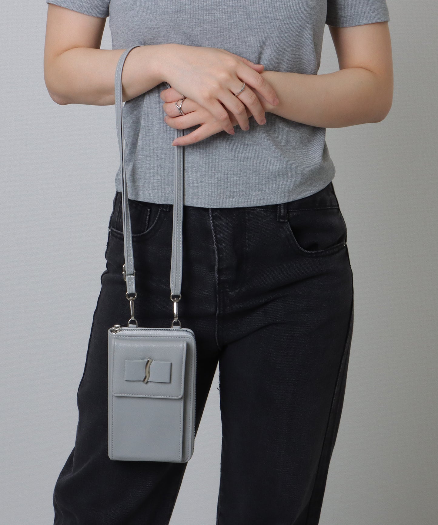 メタリック ウエーブモチーフ付き スクエア ウォレット バッグ