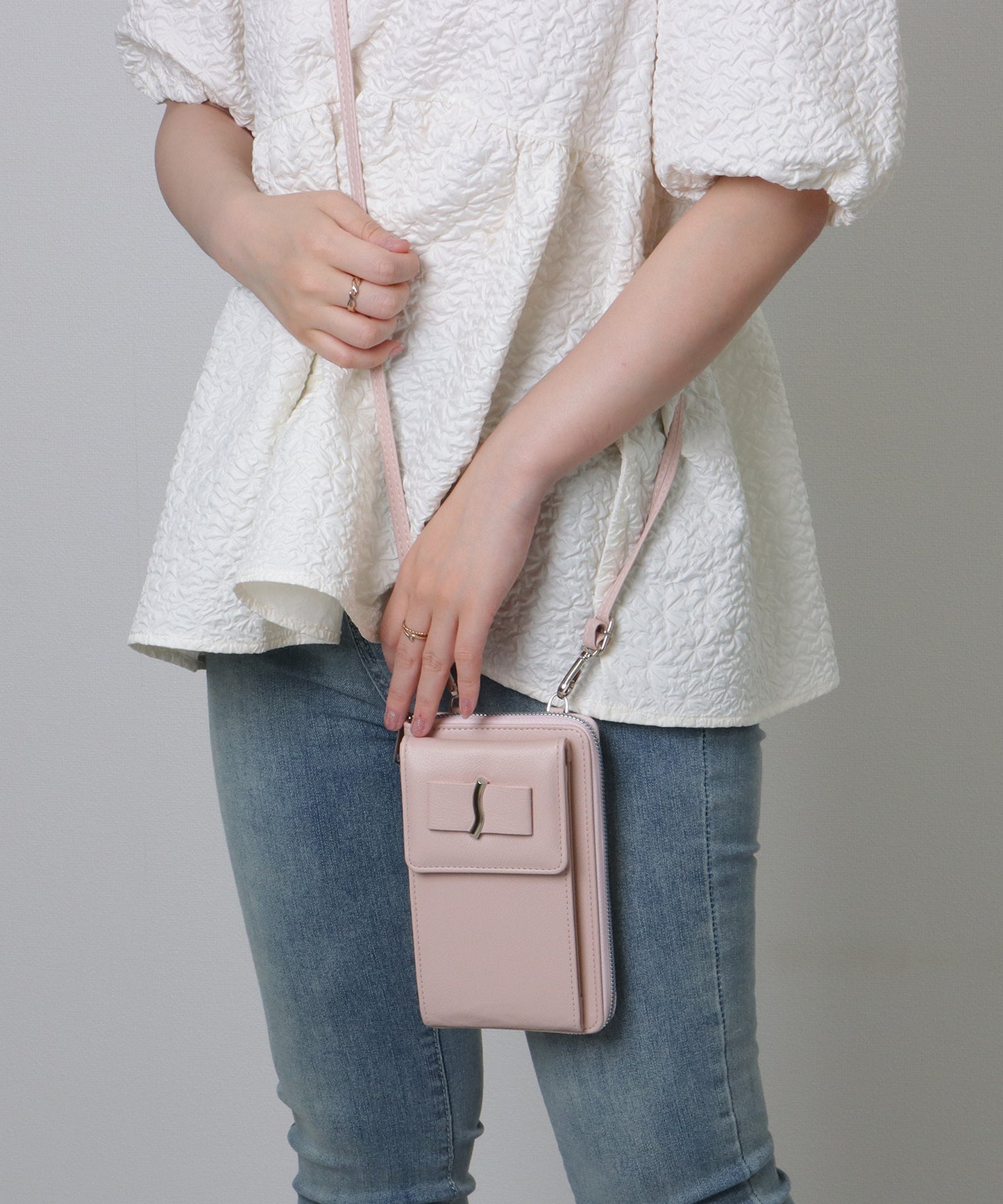 メタリック ウエーブモチーフ付き スクエア ウォレット バッグ