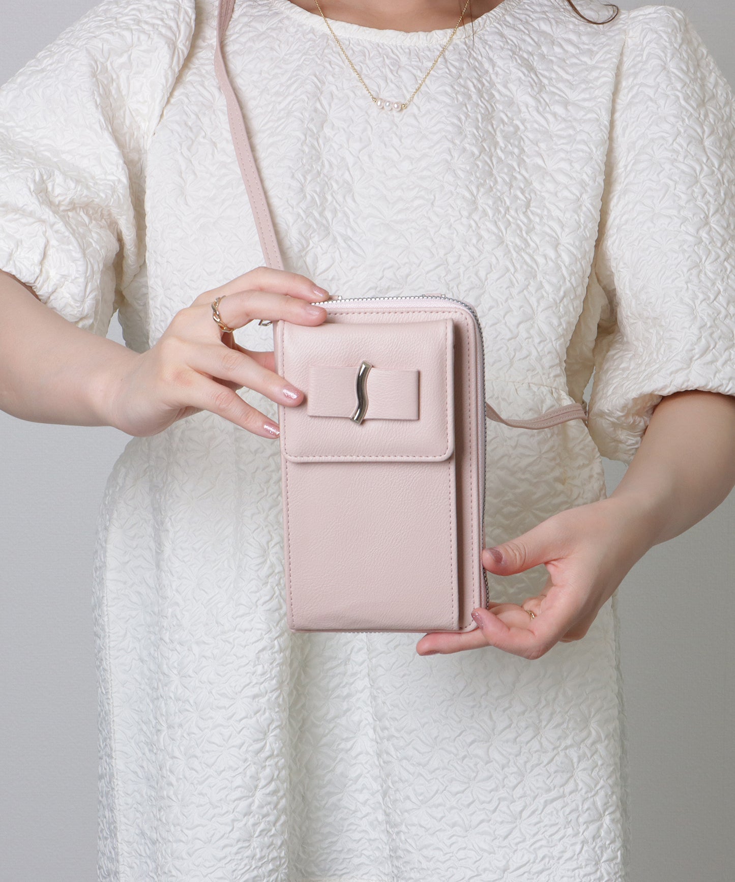 メタリック ウエーブモチーフ付き スクエア ウォレット バッグ