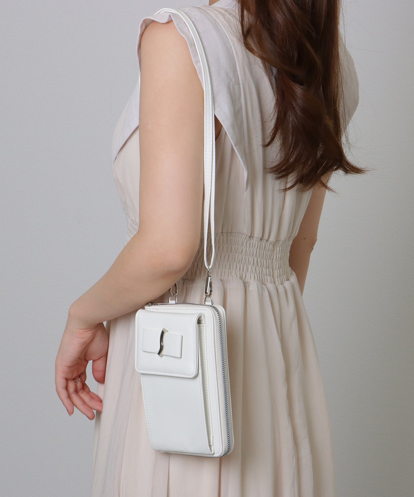 メタリック ウエーブモチーフ付き スクエア ウォレット バッグ