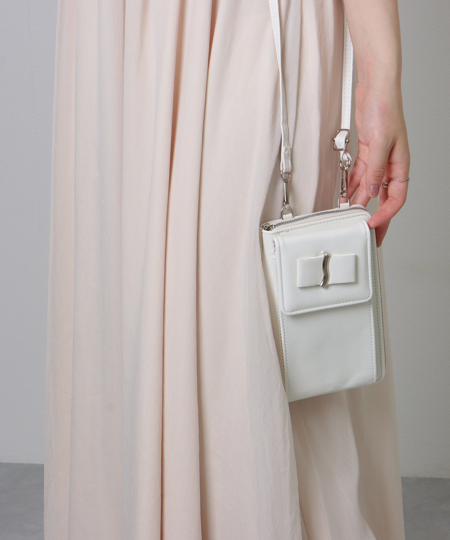 メタリック ウエーブモチーフ付き スクエア ウォレット バッグ