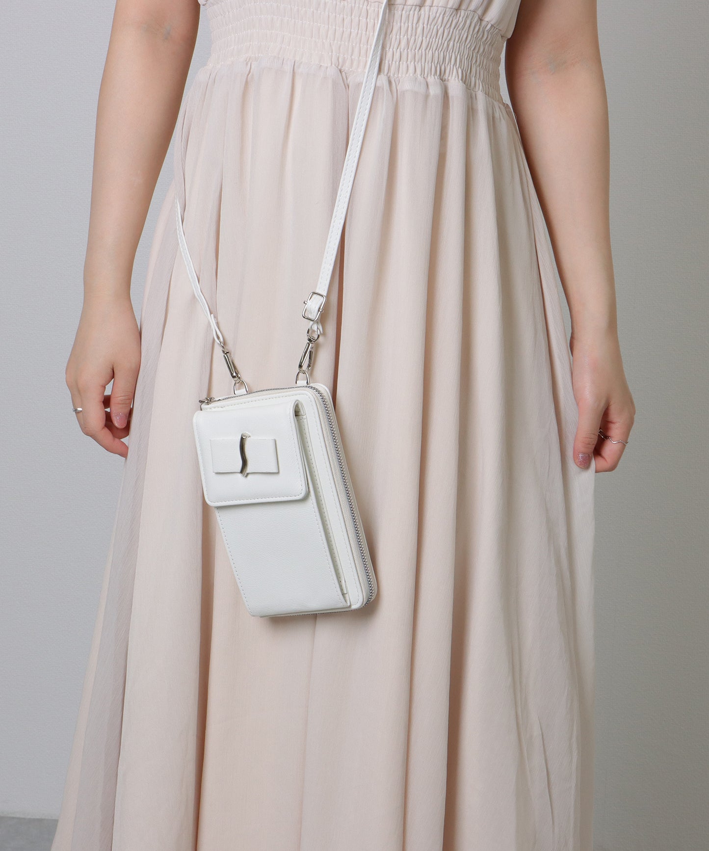 メタリック ウエーブモチーフ付き スクエア ウォレット バッグ