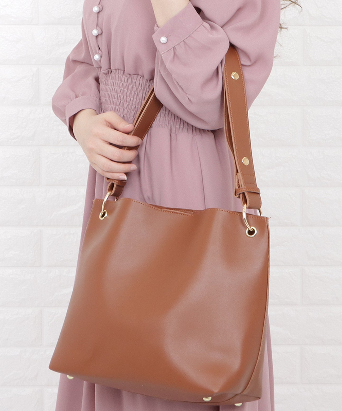 大容量 ポーチ付きショルダーバッグ