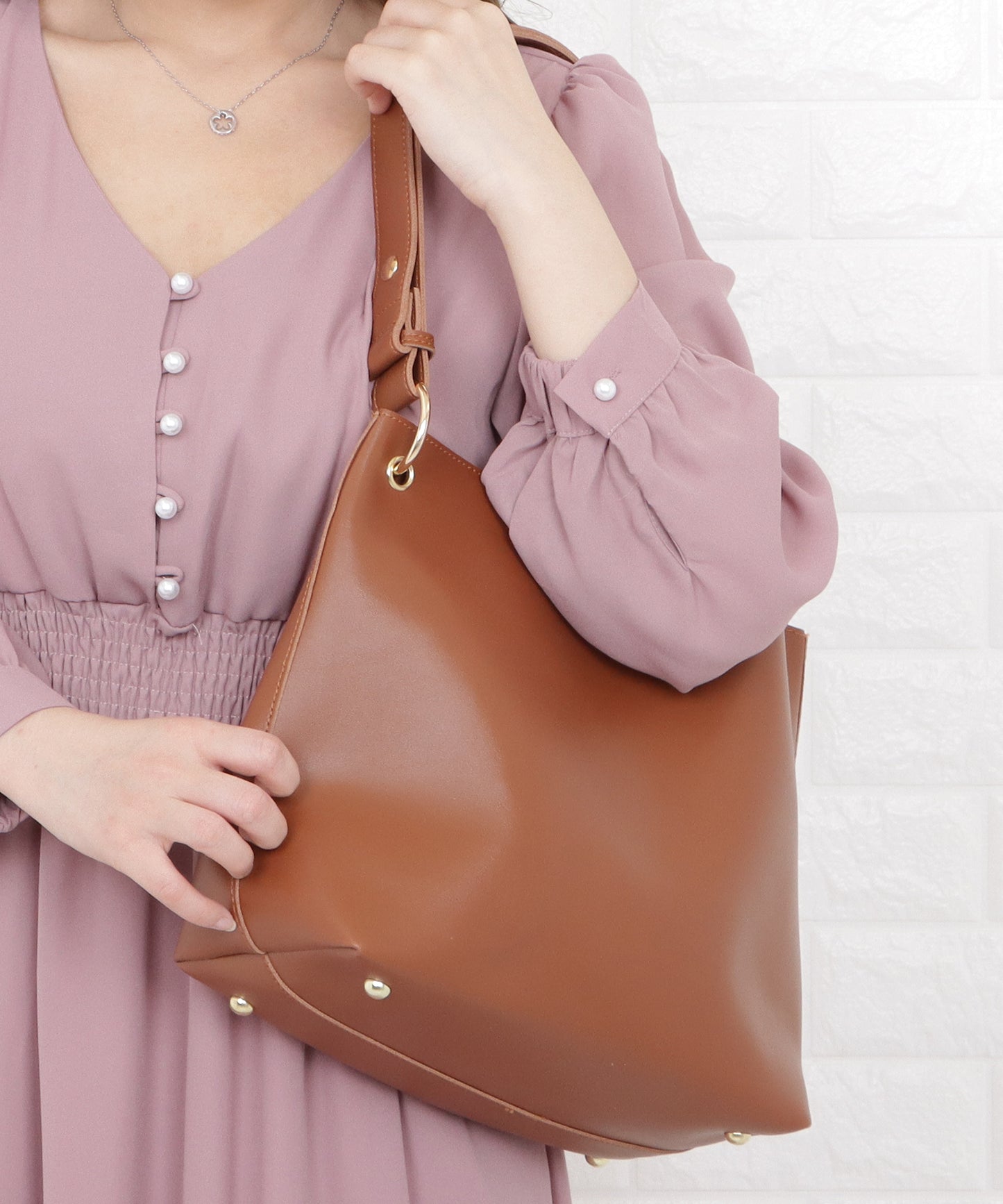 大容量 ポーチ付きショルダーバッグ