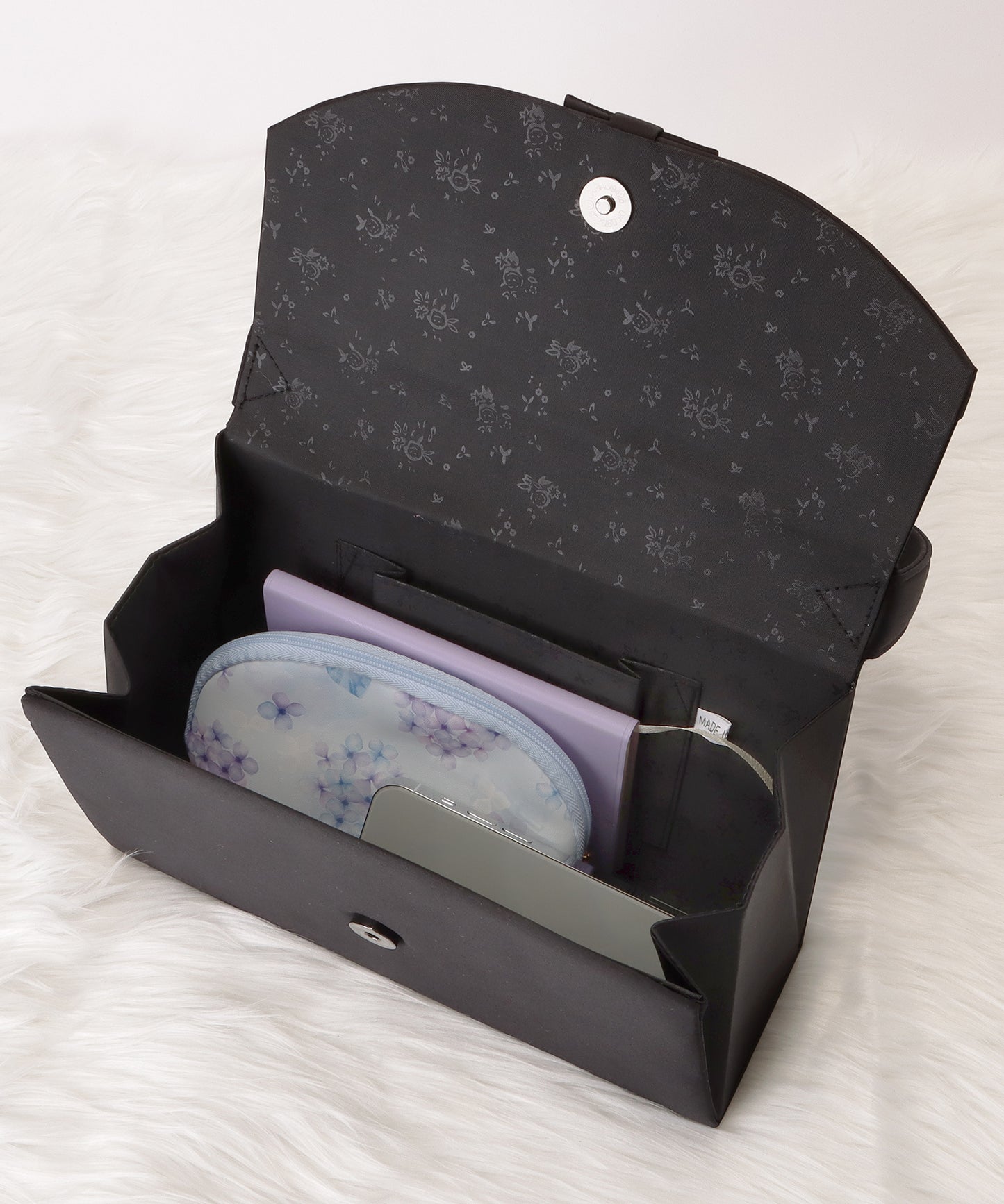 ラウンドフラップブラックフォーマルバッグ