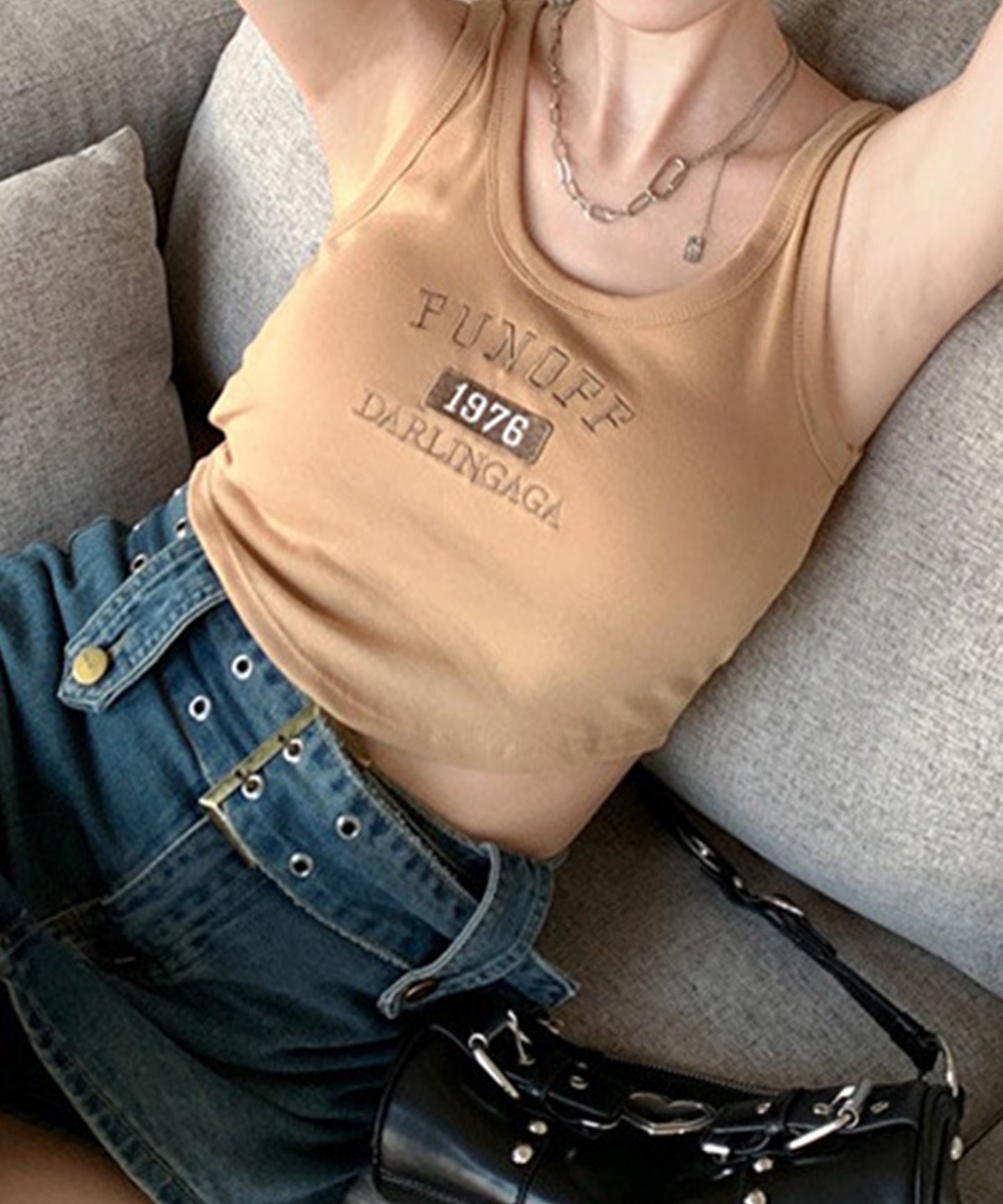 アルファベット ロゴ カップ付き クロップド タンクトップ