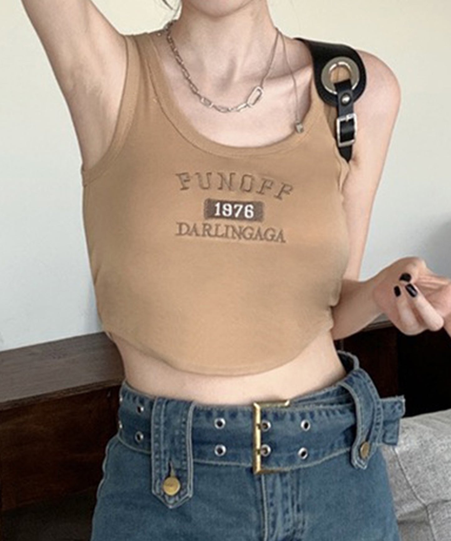 アルファベット ロゴ カップ付き クロップド タンクトップ