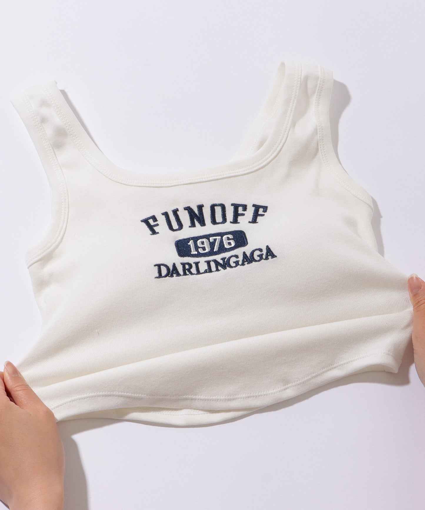 アルファベット ロゴ カップ付き クロップド タンクトップ