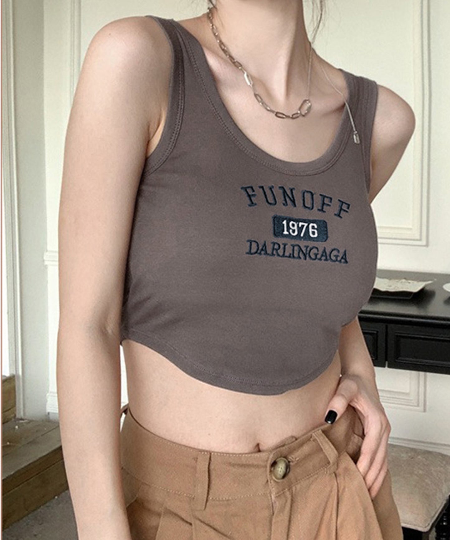 アルファベット ロゴ カップ付き クロップド タンクトップ