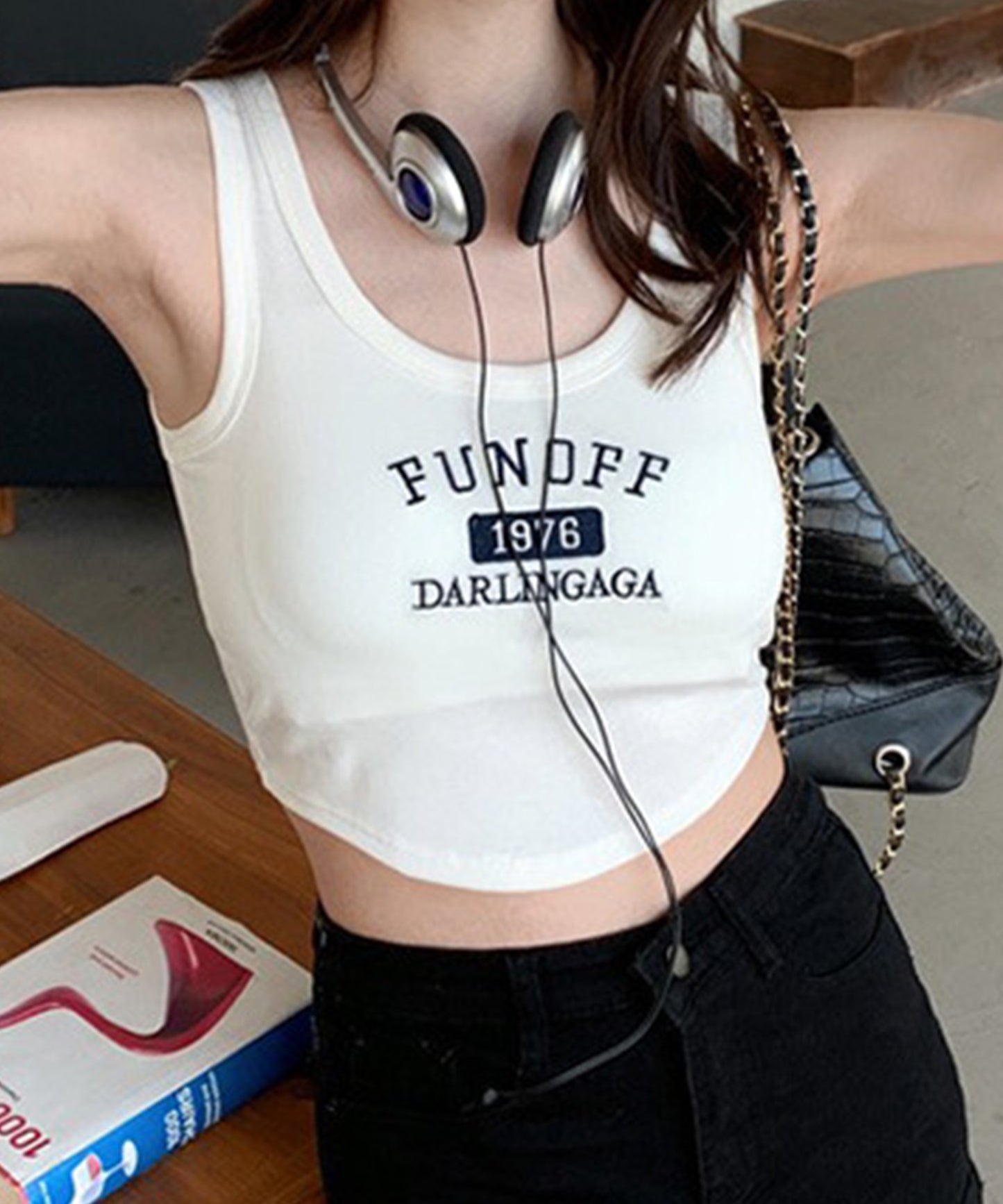 アルファベット ロゴ カップ付き クロップド タンクトップ