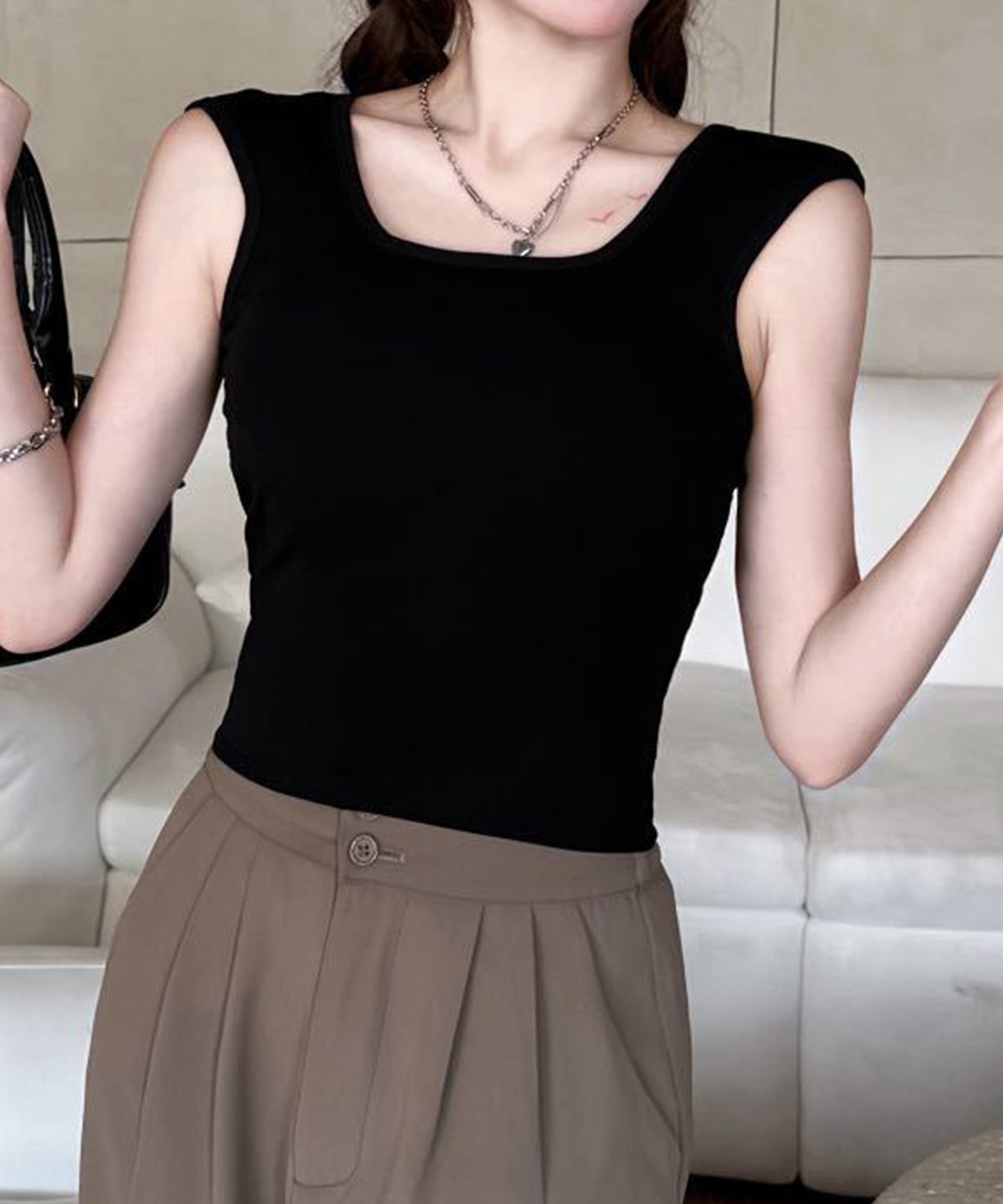 スクエアネック バッククロス クロップド カップ付き タンクトップ