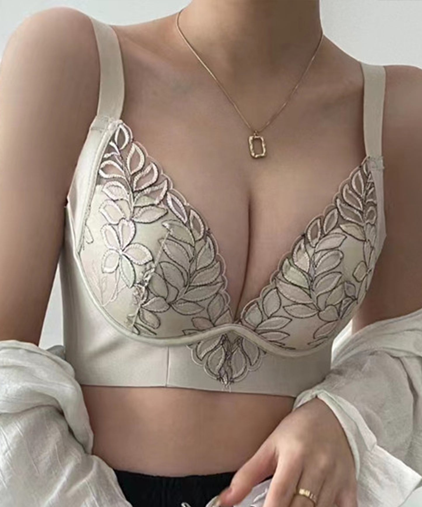 ボタニカル刺繍シアー脇高ノンワイヤーブラジャー