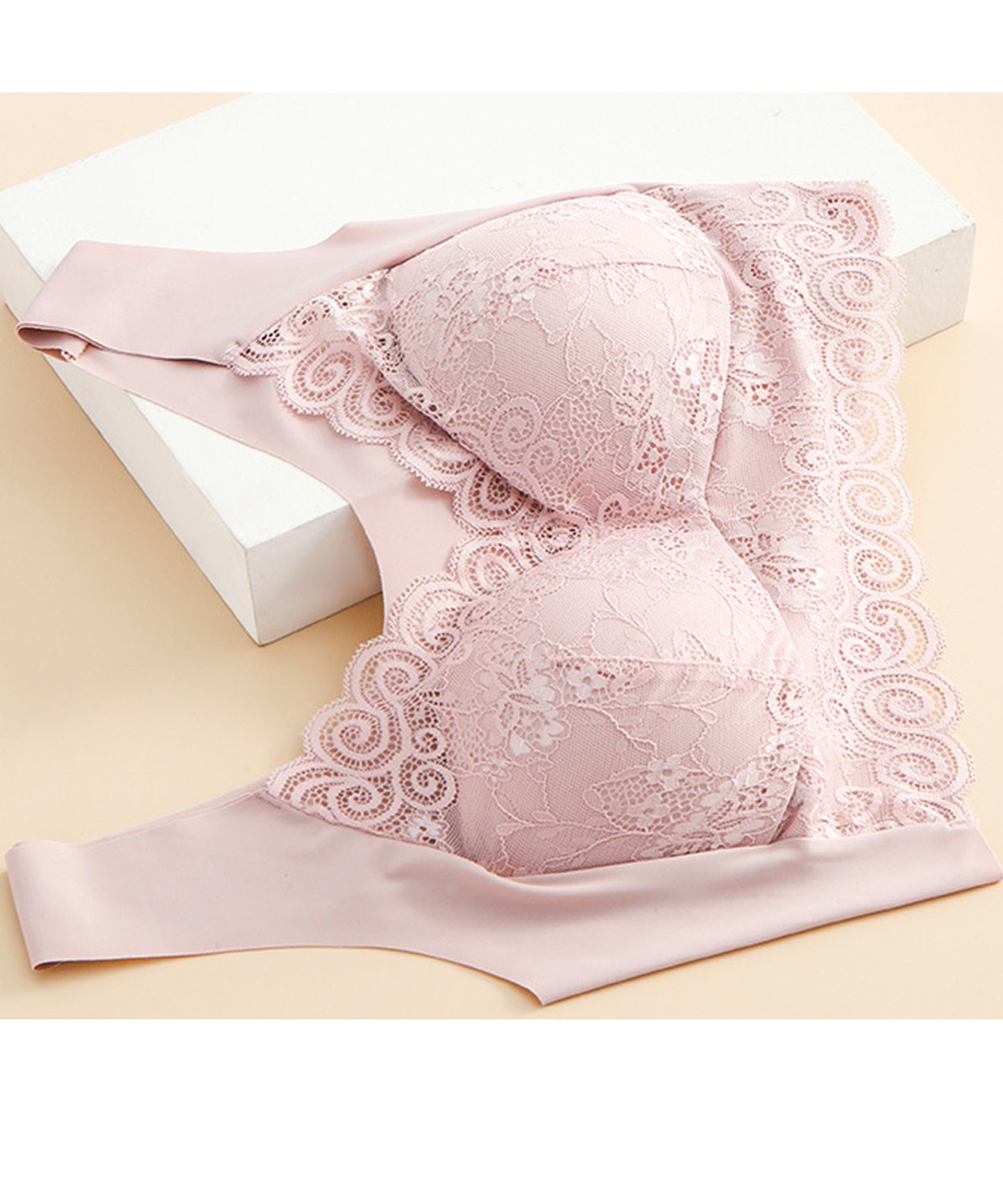 背面シームレスタイプ ノンワイヤーレースブラジャー