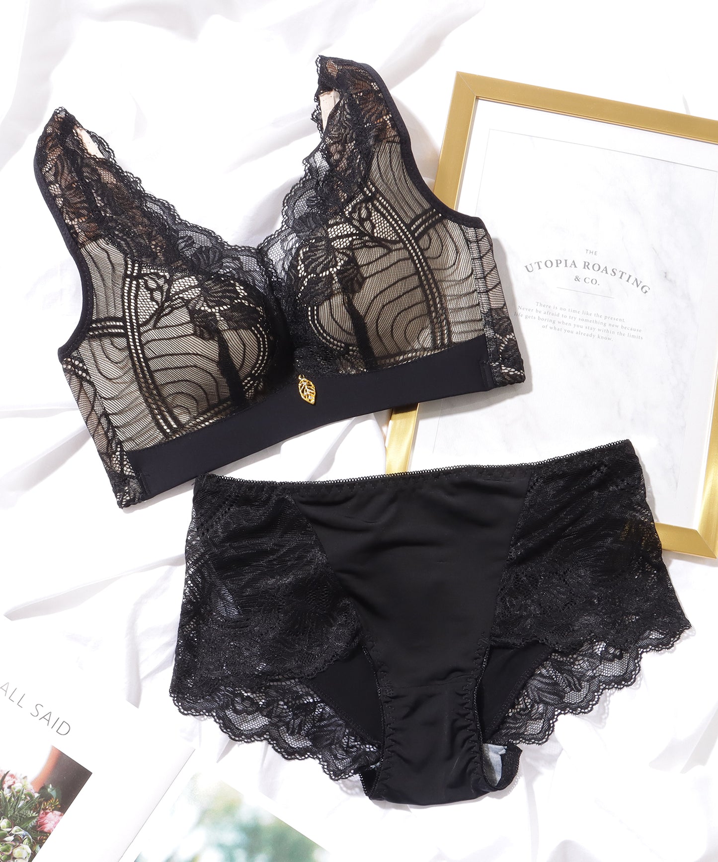 Vネック チャーム付き レーシィ ソフト ノンワイヤー ブラ&ショーツ