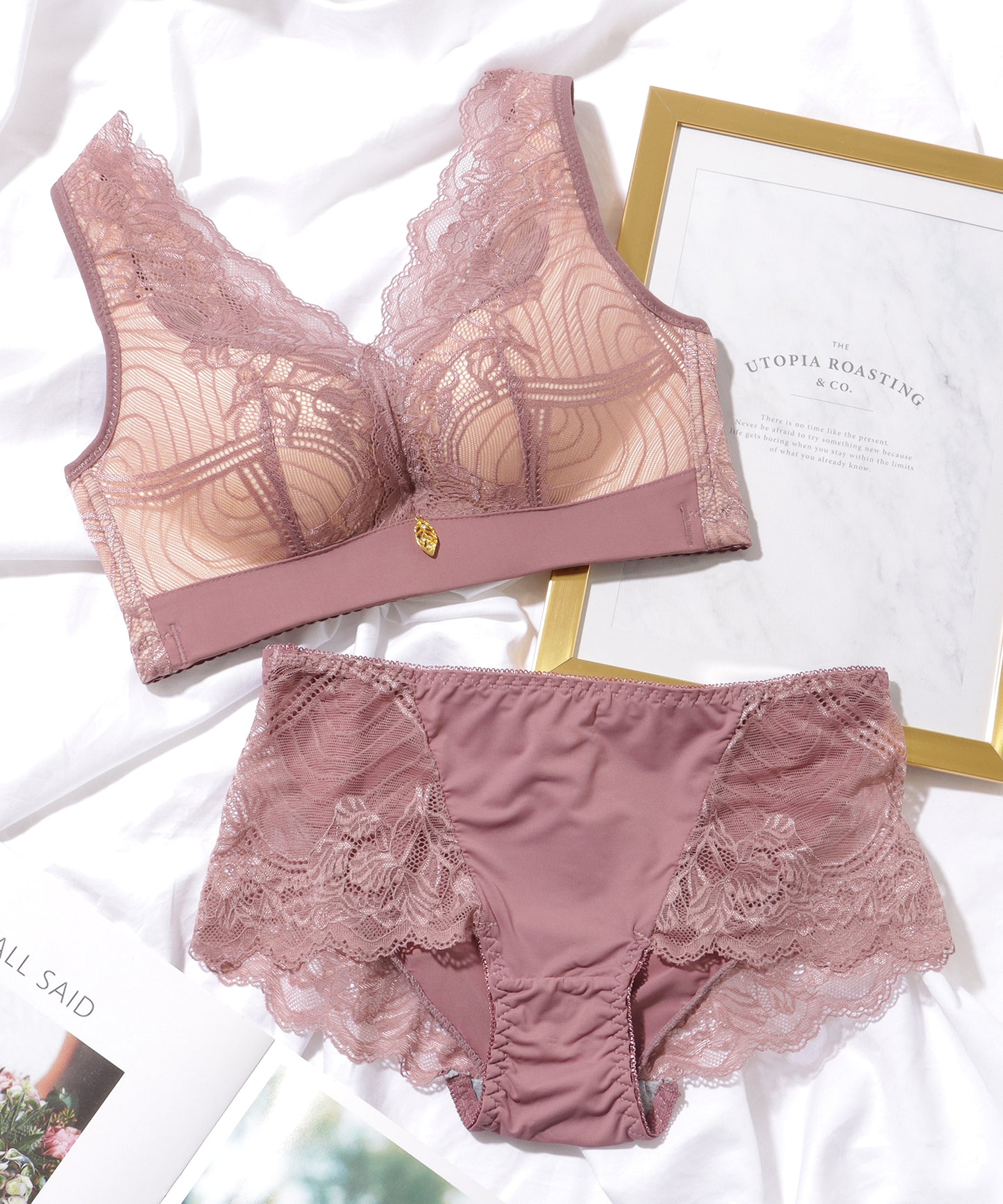 Vネック チャーム付き レーシィ ソフト ノンワイヤー ブラ&ショーツ