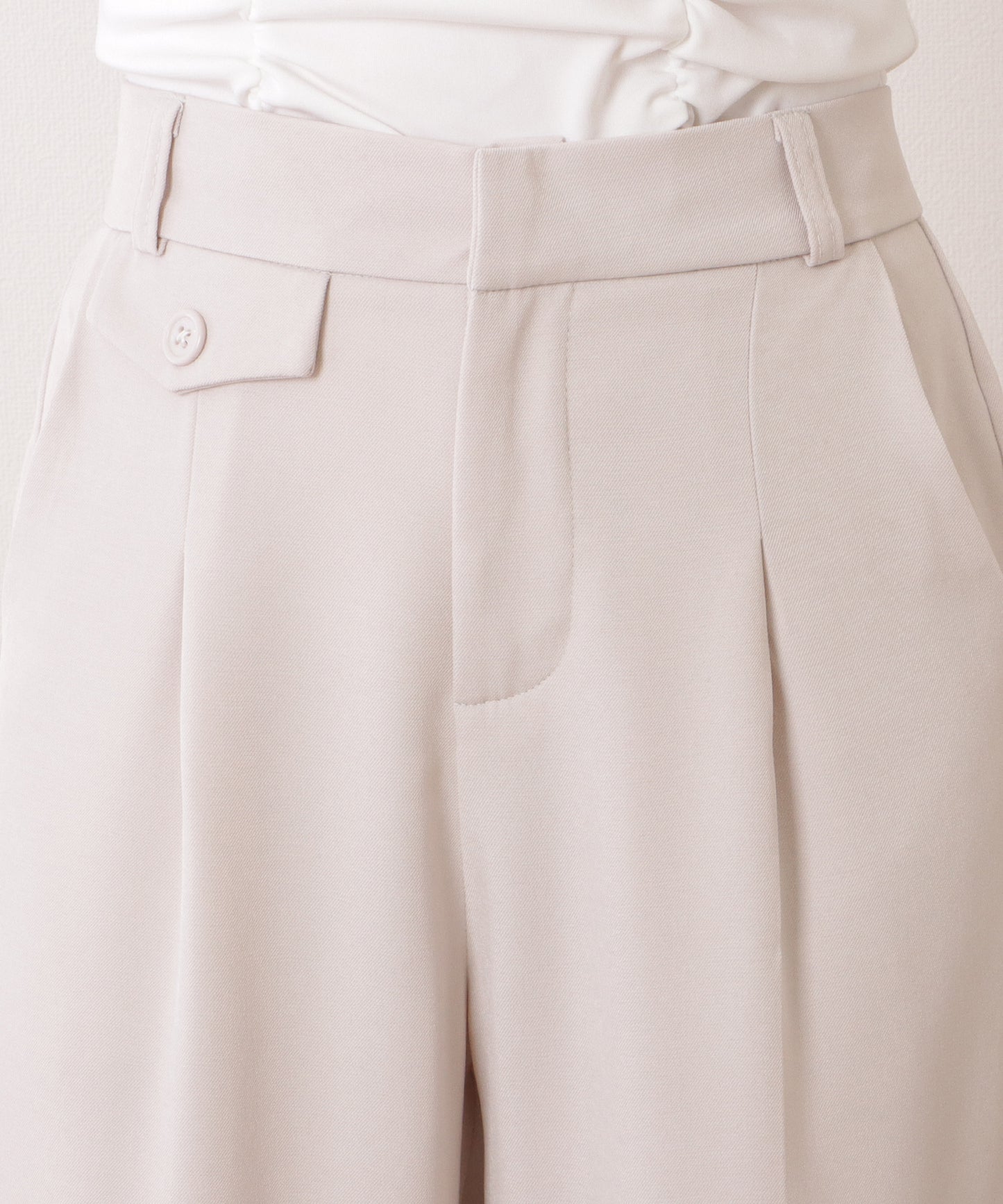アシンメトリーポケット付きプリーツストレートパンツ