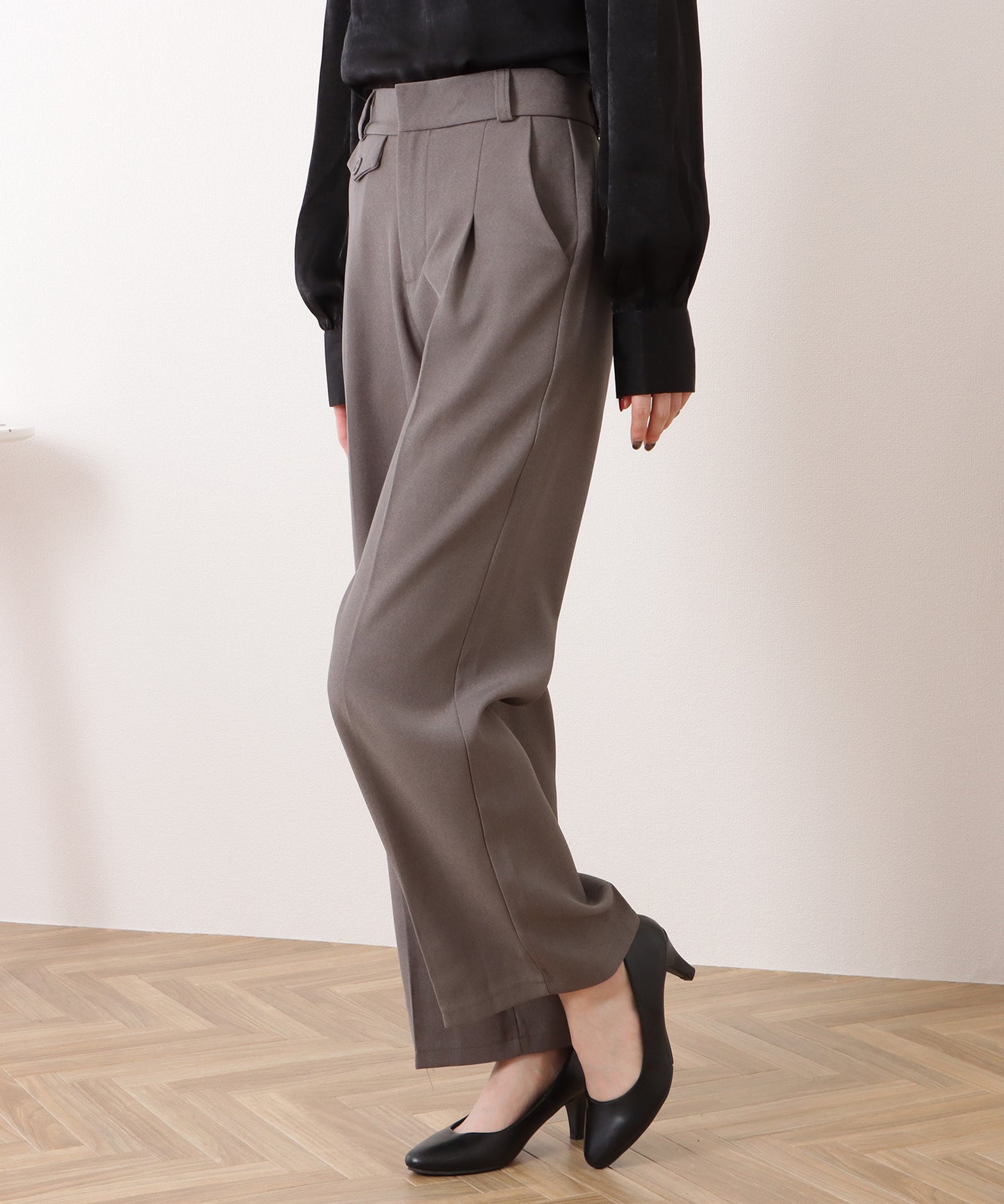 アシンメトリーポケット付きプリーツストレートパンツ