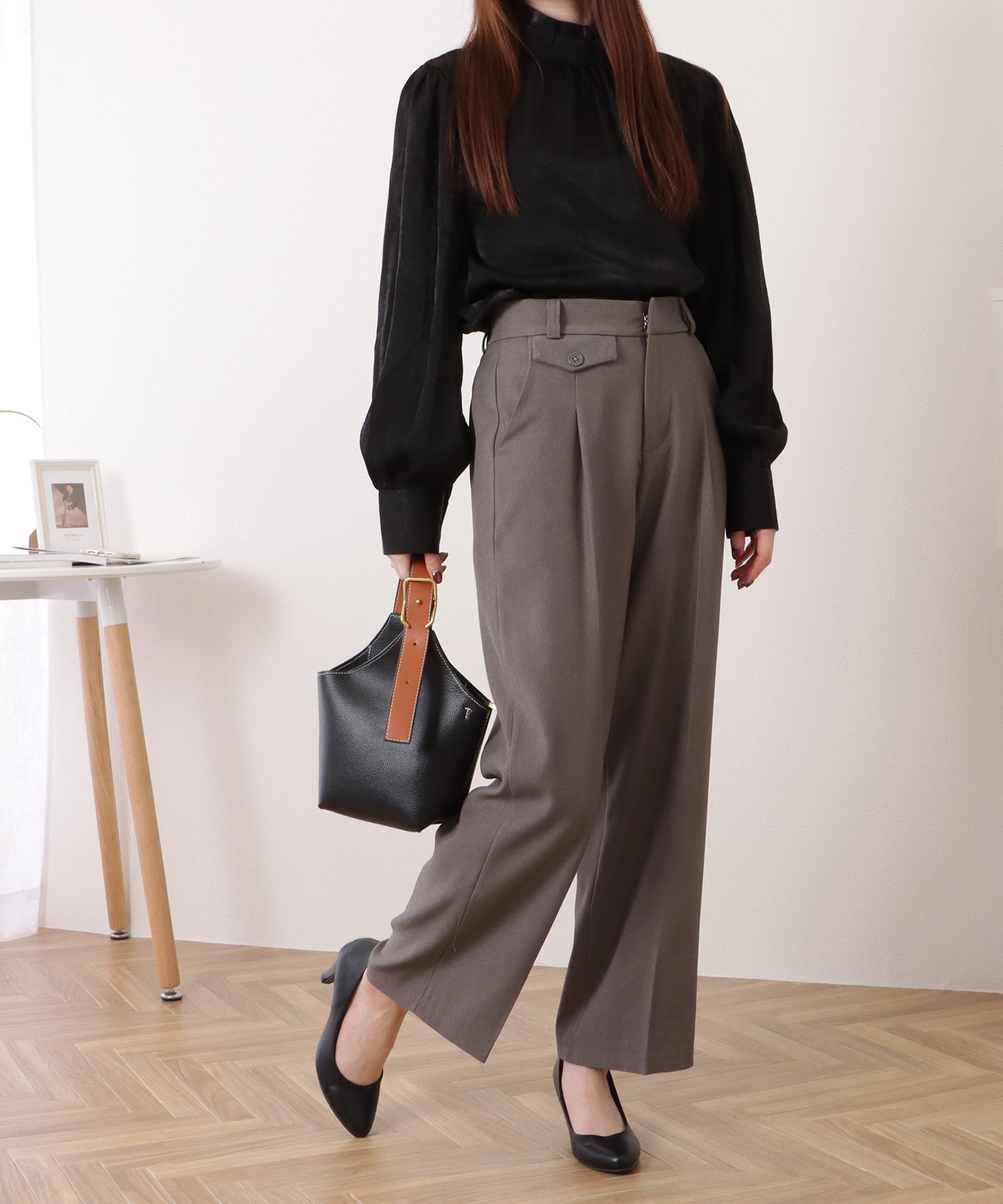 アシンメトリーポケット付きプリーツストレートパンツ