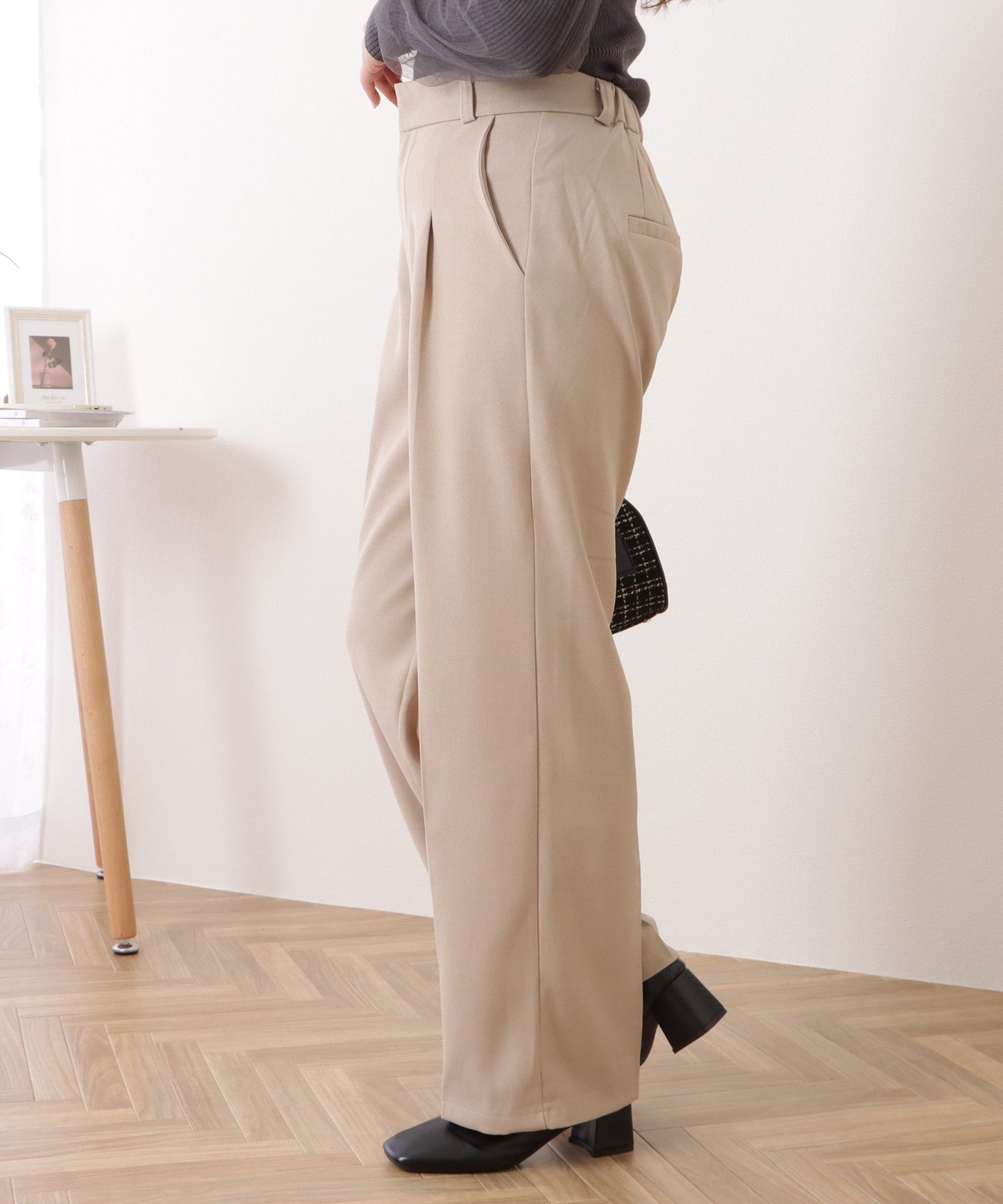 アシンメトリーポケット付きプリーツストレートパンツ