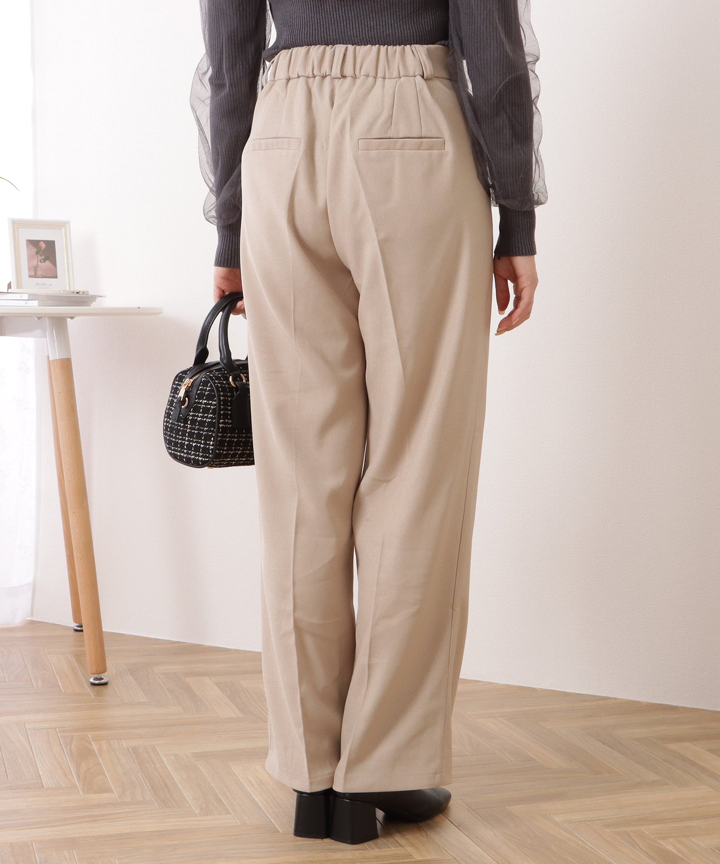 アシンメトリーポケット付きプリーツストレートパンツ