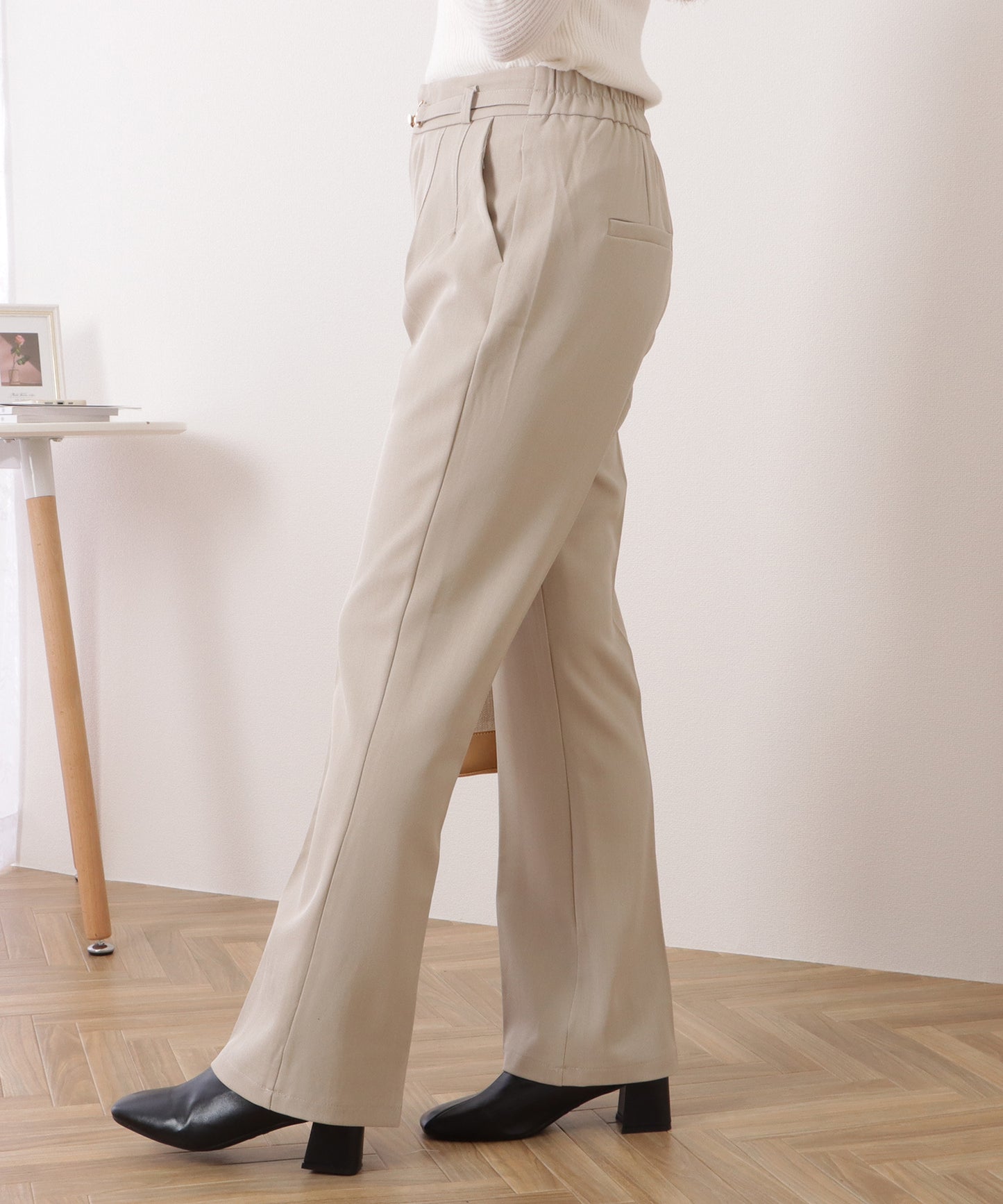 ビットベルト付きセンタープレスフレアパンツ