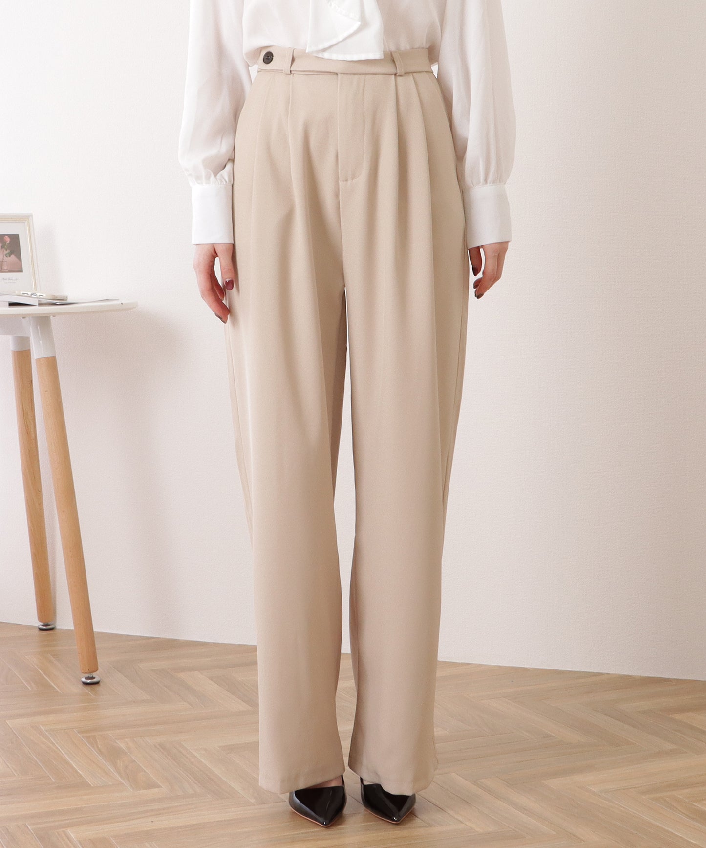 バックポケット付きウエストタックストレートパンツ