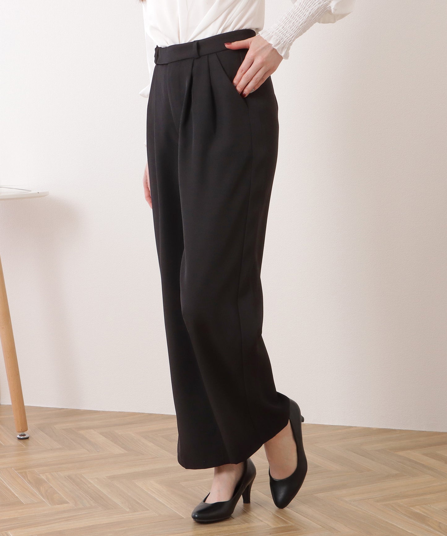 バックポケット付きウエストタックストレートパンツ