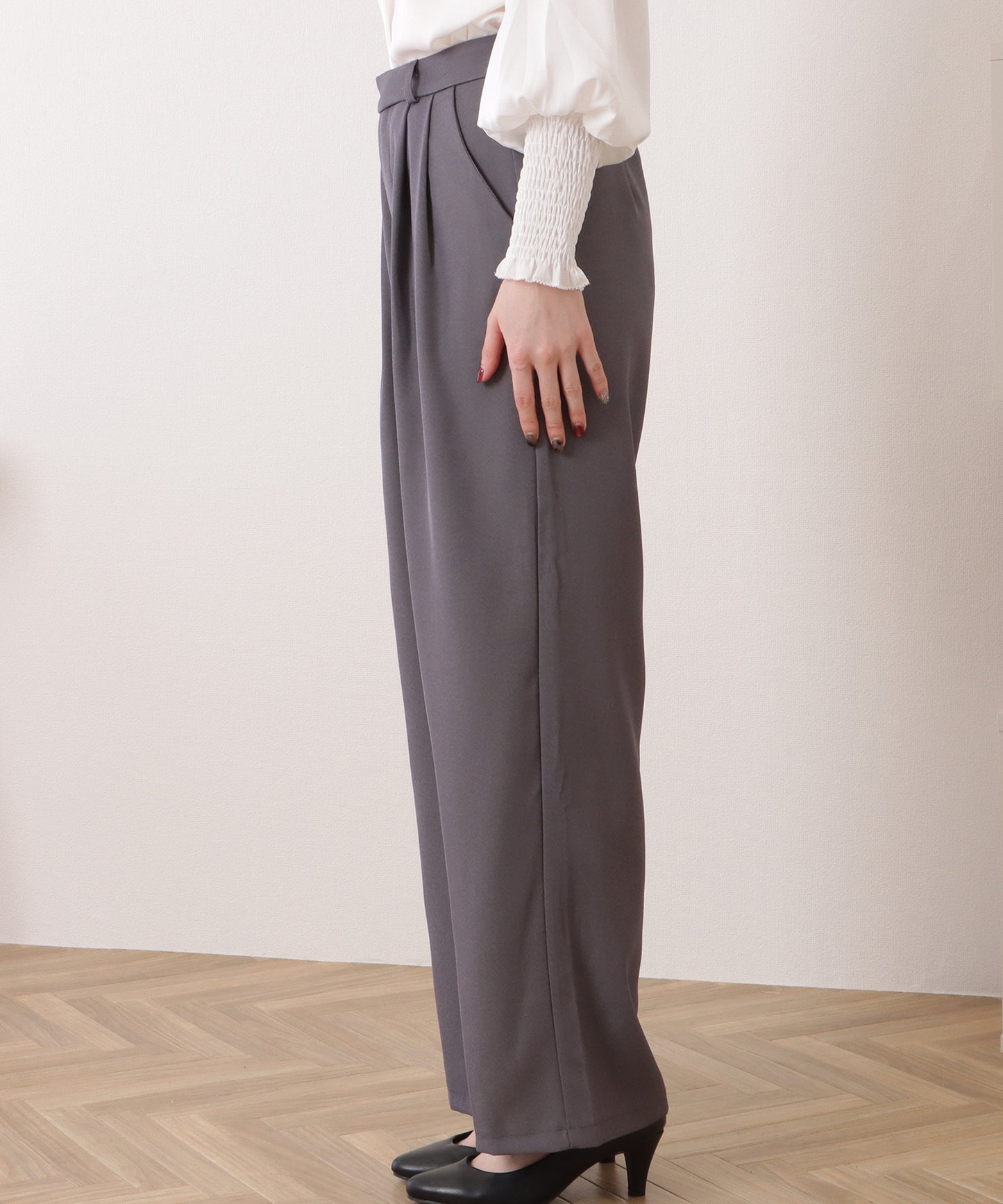 バックポケット付きウエストタックストレートパンツ