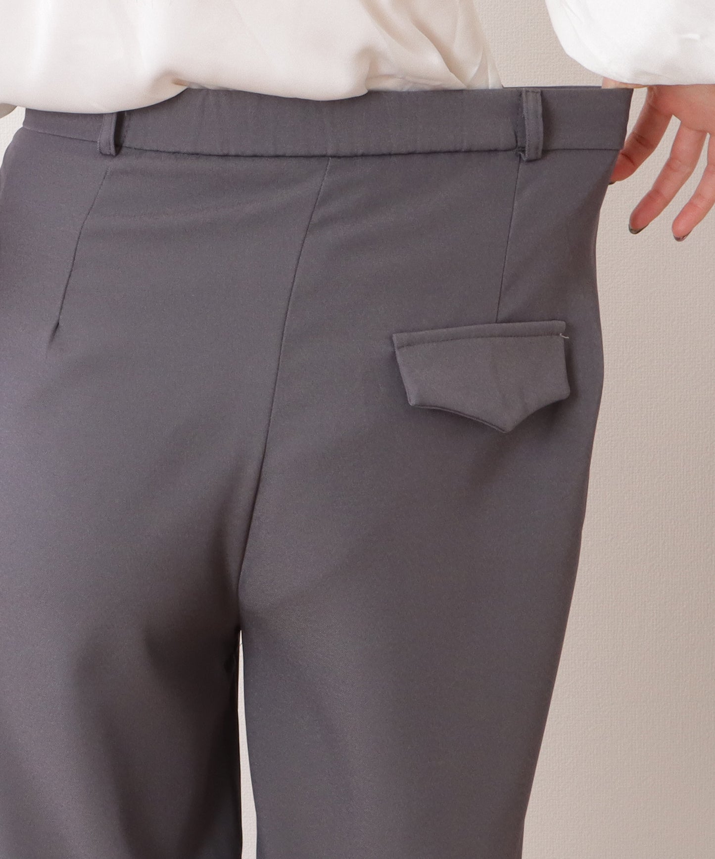 バックポケット付きウエストタックストレートパンツ