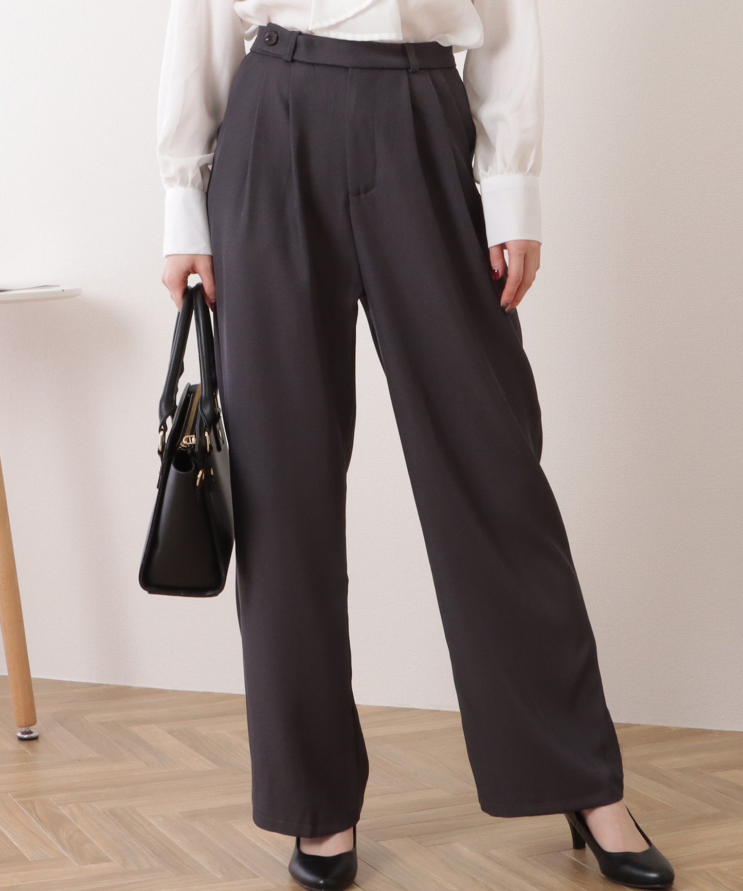 バックポケット付きウエストタックストレートパンツ