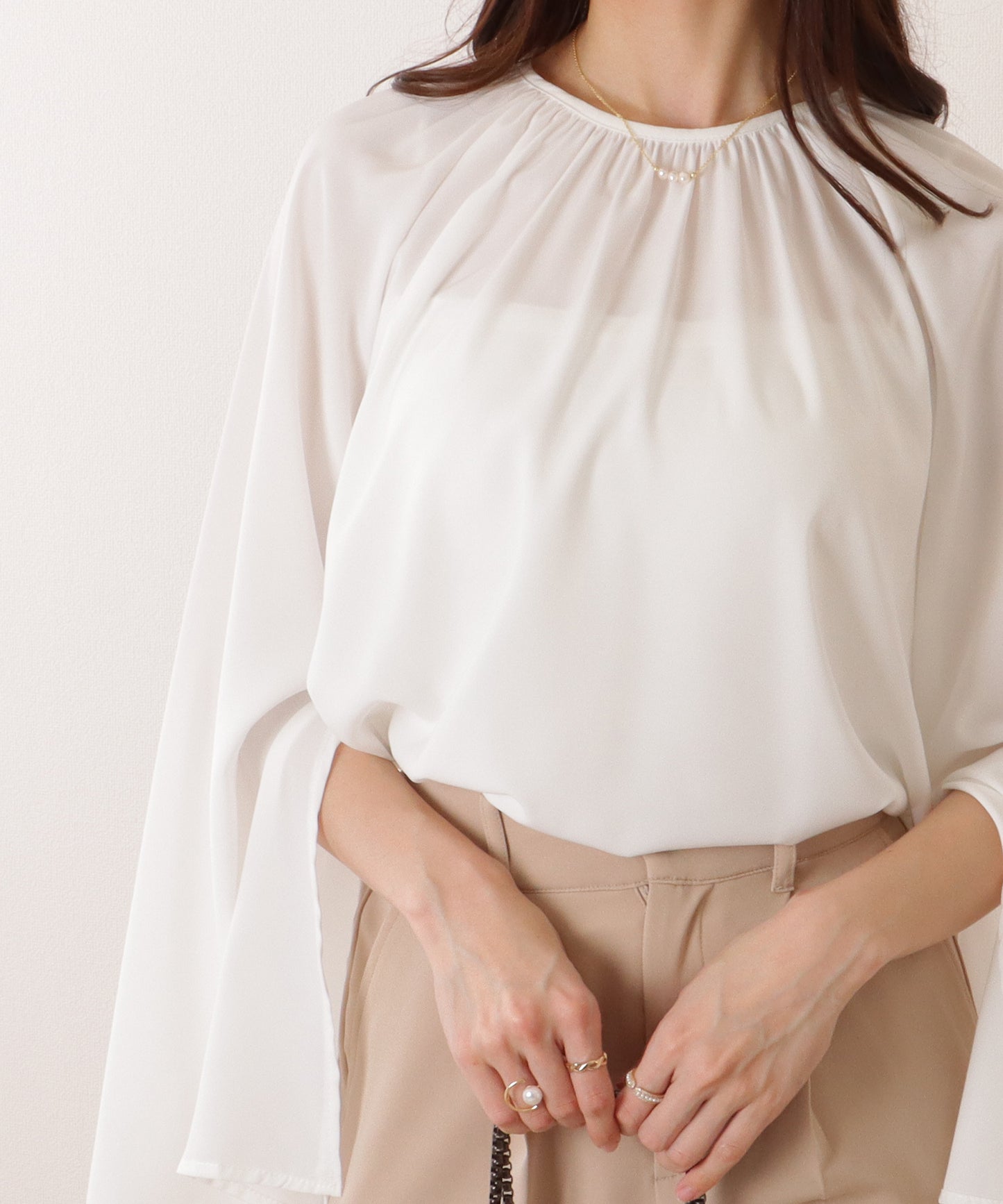 スリット入り フレア スリーブ ギャザー ネック ブラウス