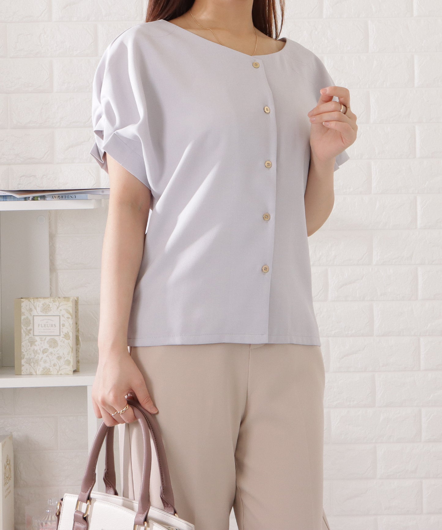 Vネック半袖フリルプルオーバー